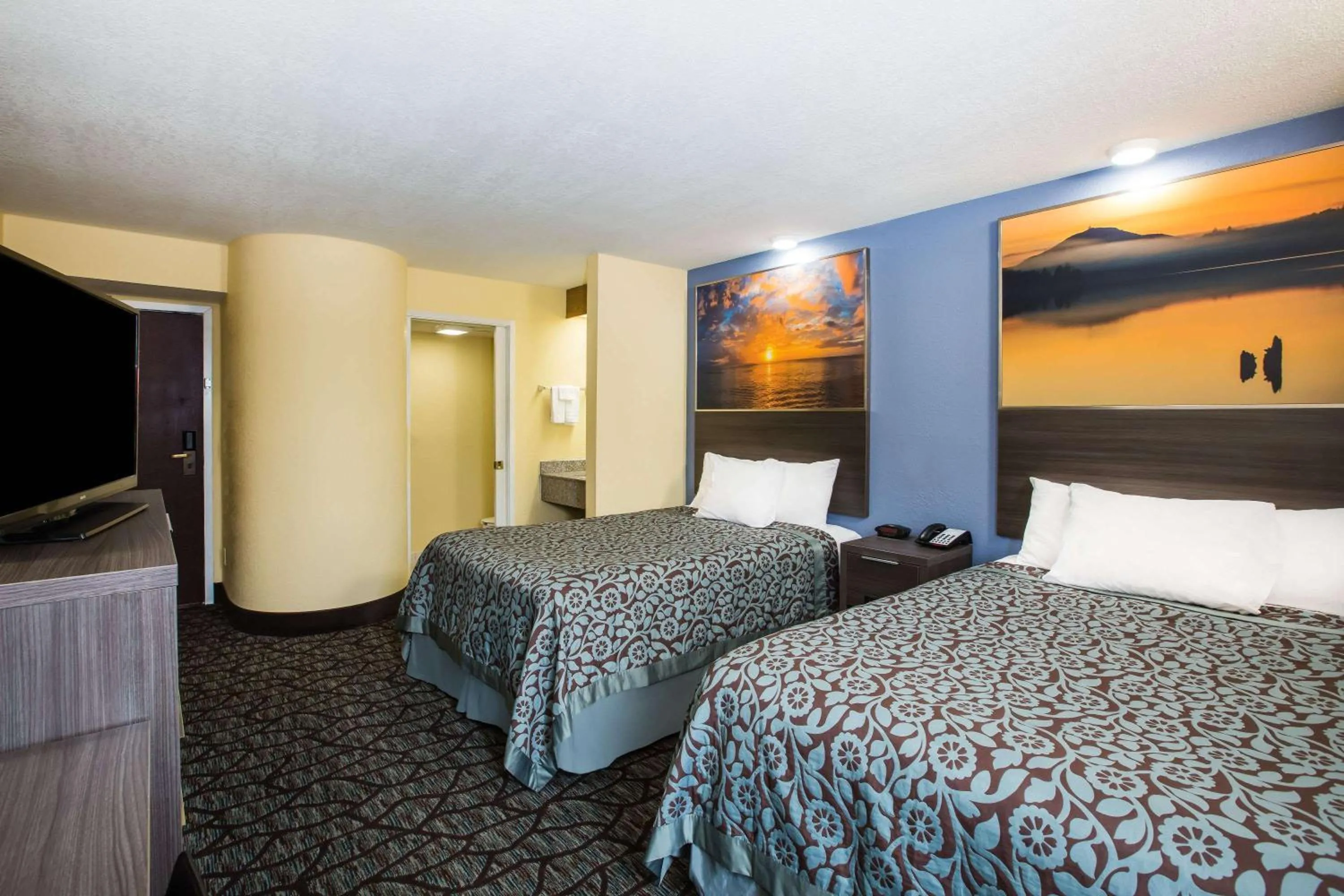 Photo of the whole room, Bed in Days Inn by Wyndham Blue Springs