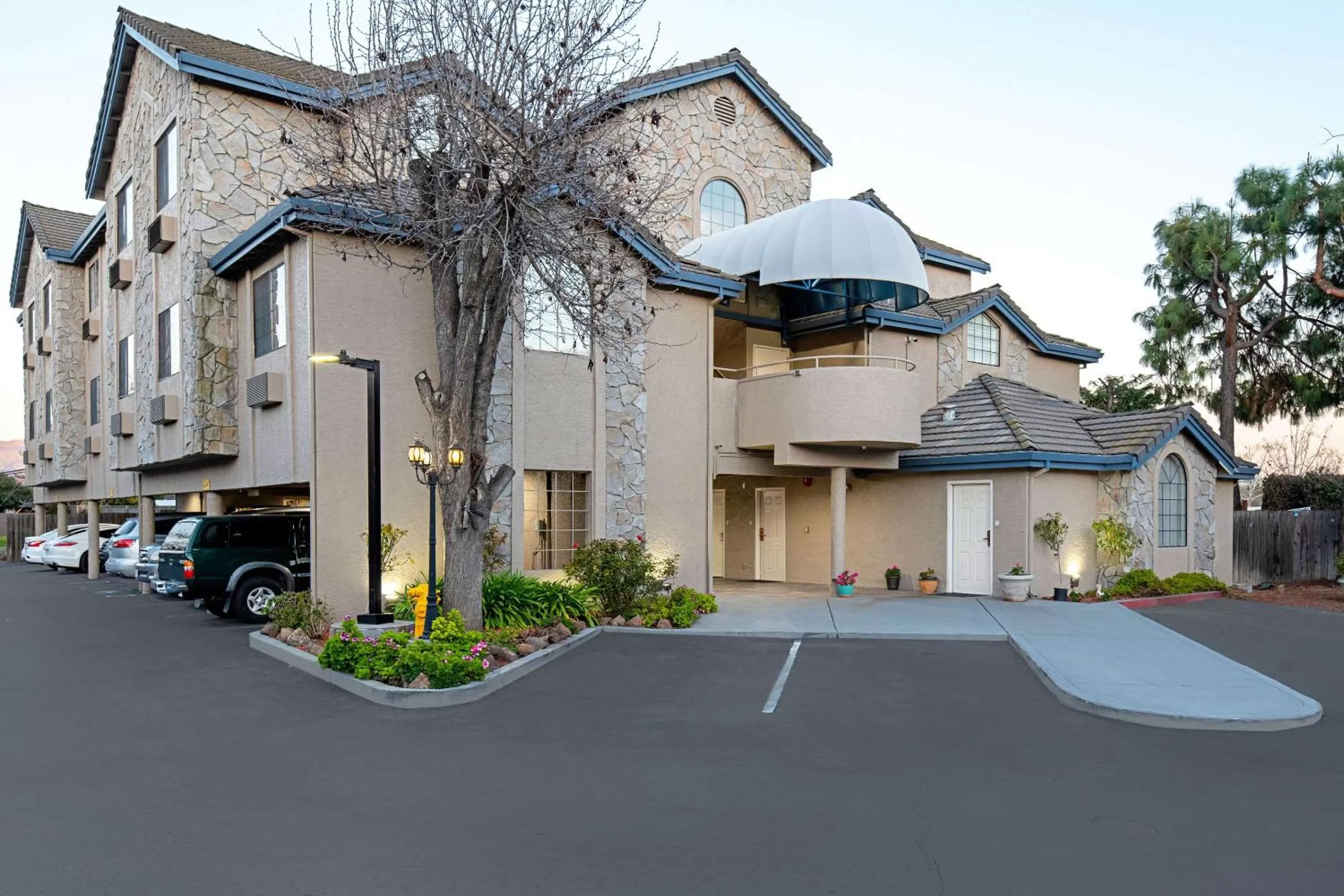 Property building in Clarion Inn Silicon Valley