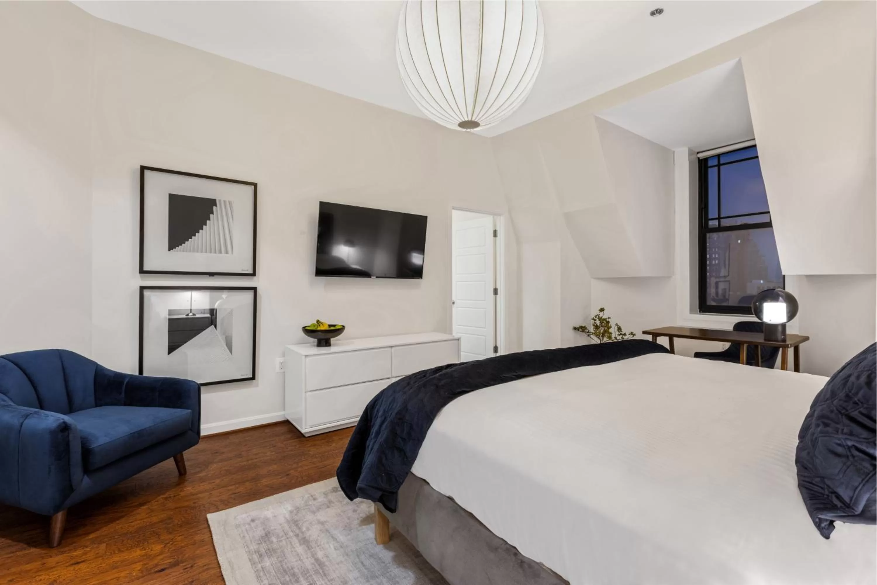 Bed, TV/Entertainment Center in Brexton Hotel