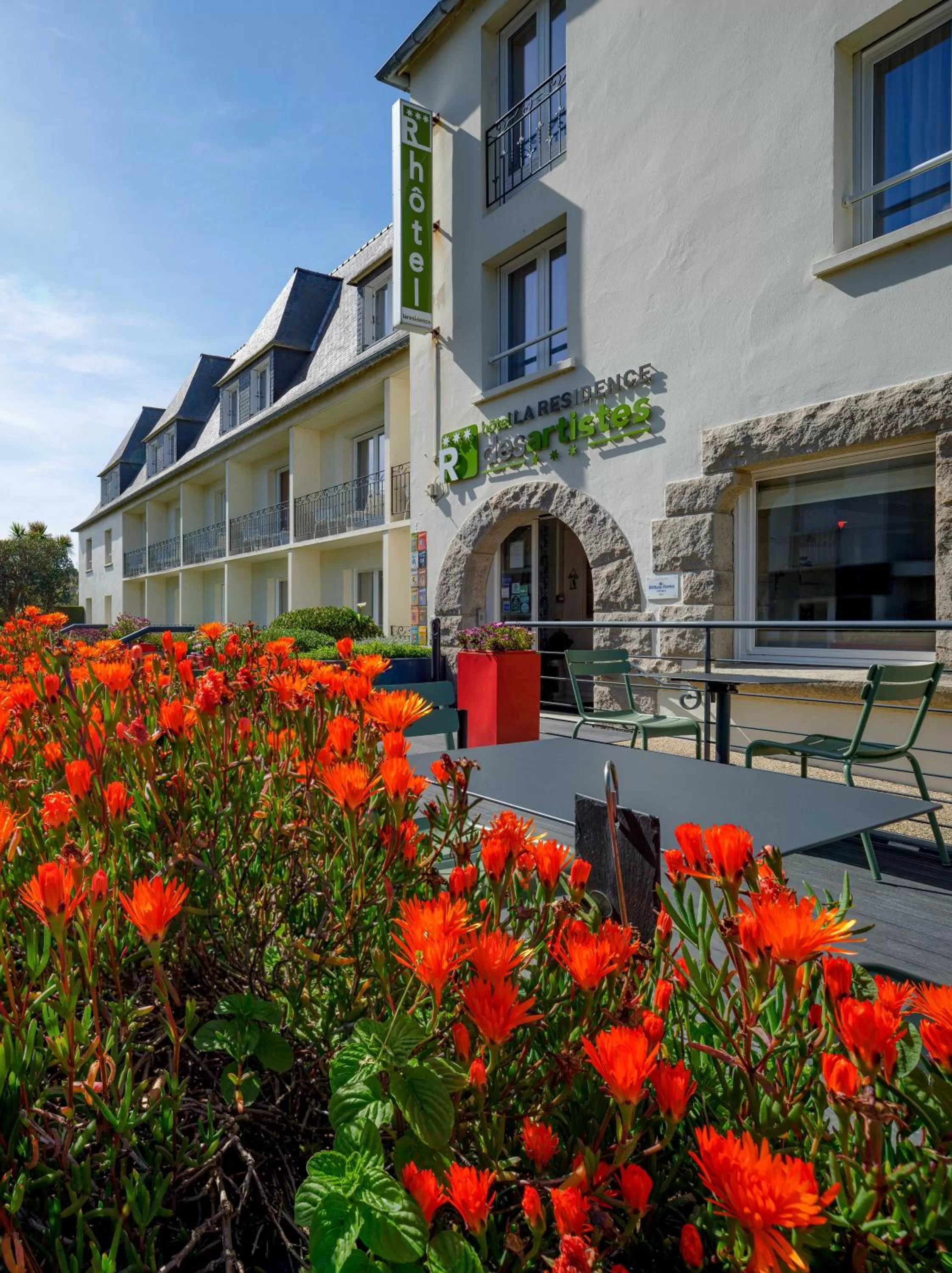 Patio in Hôtel La Résidence des Artistes