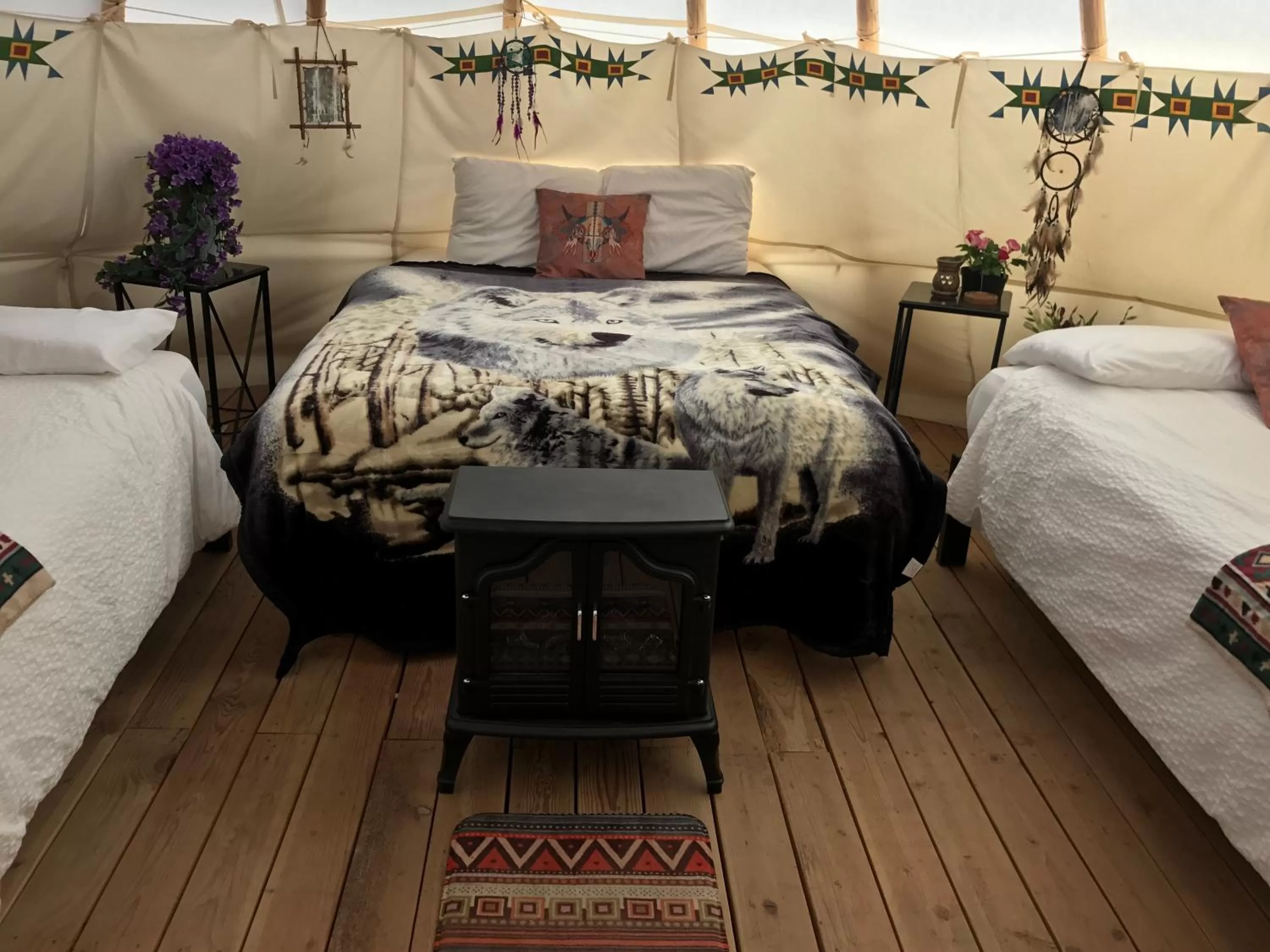 Bed in Olancha RV Park and Motel