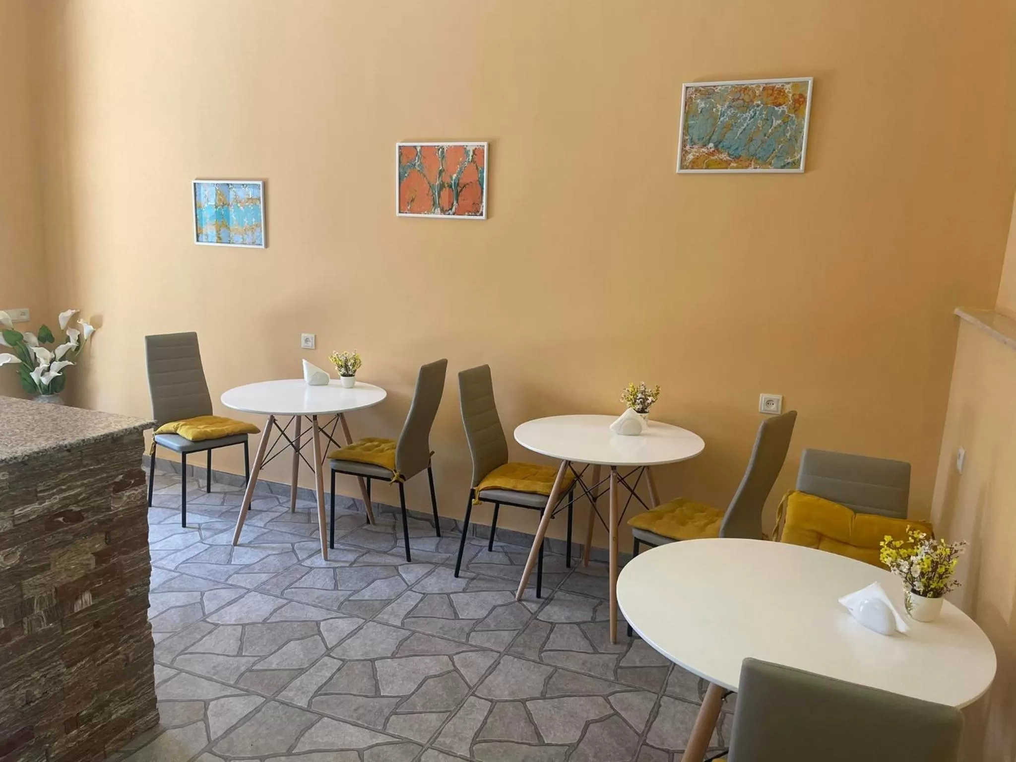 Restaurant/places to eat in Hotel Nabadi