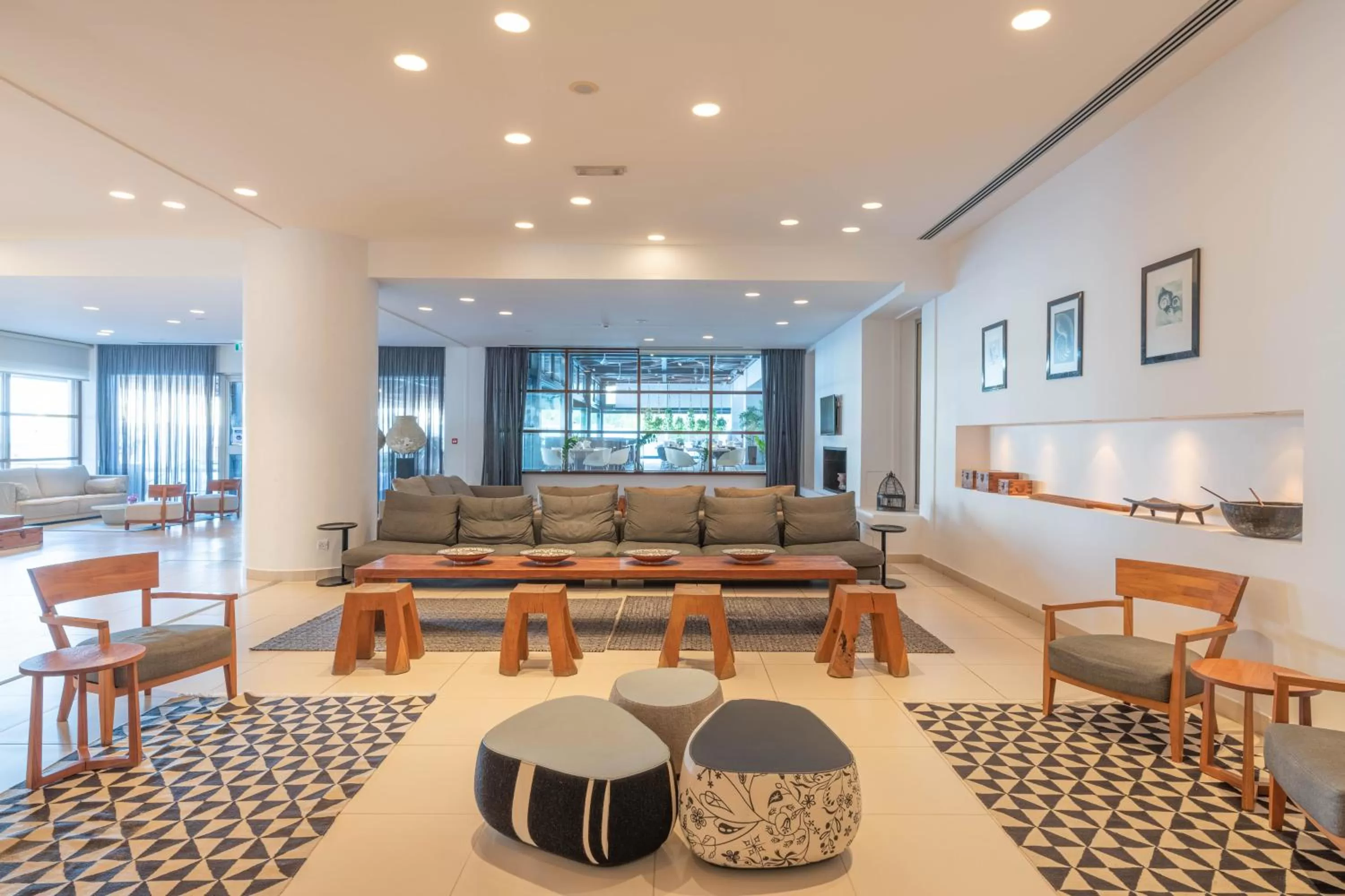 Communal lounge/ TV room in Napa Mermaid Hotel & Suites