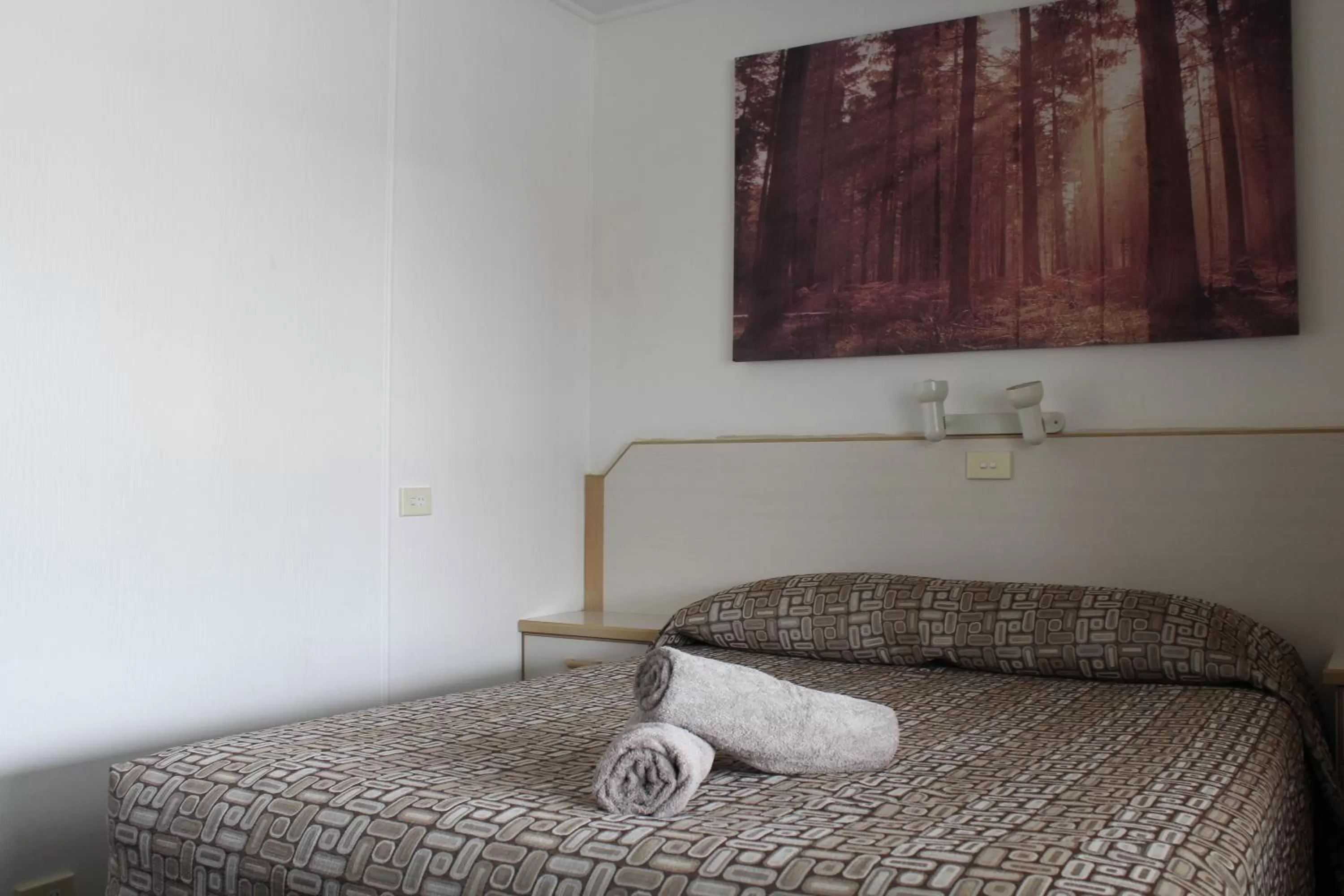 Bedroom, Bed in Tally Ho Motor Inn