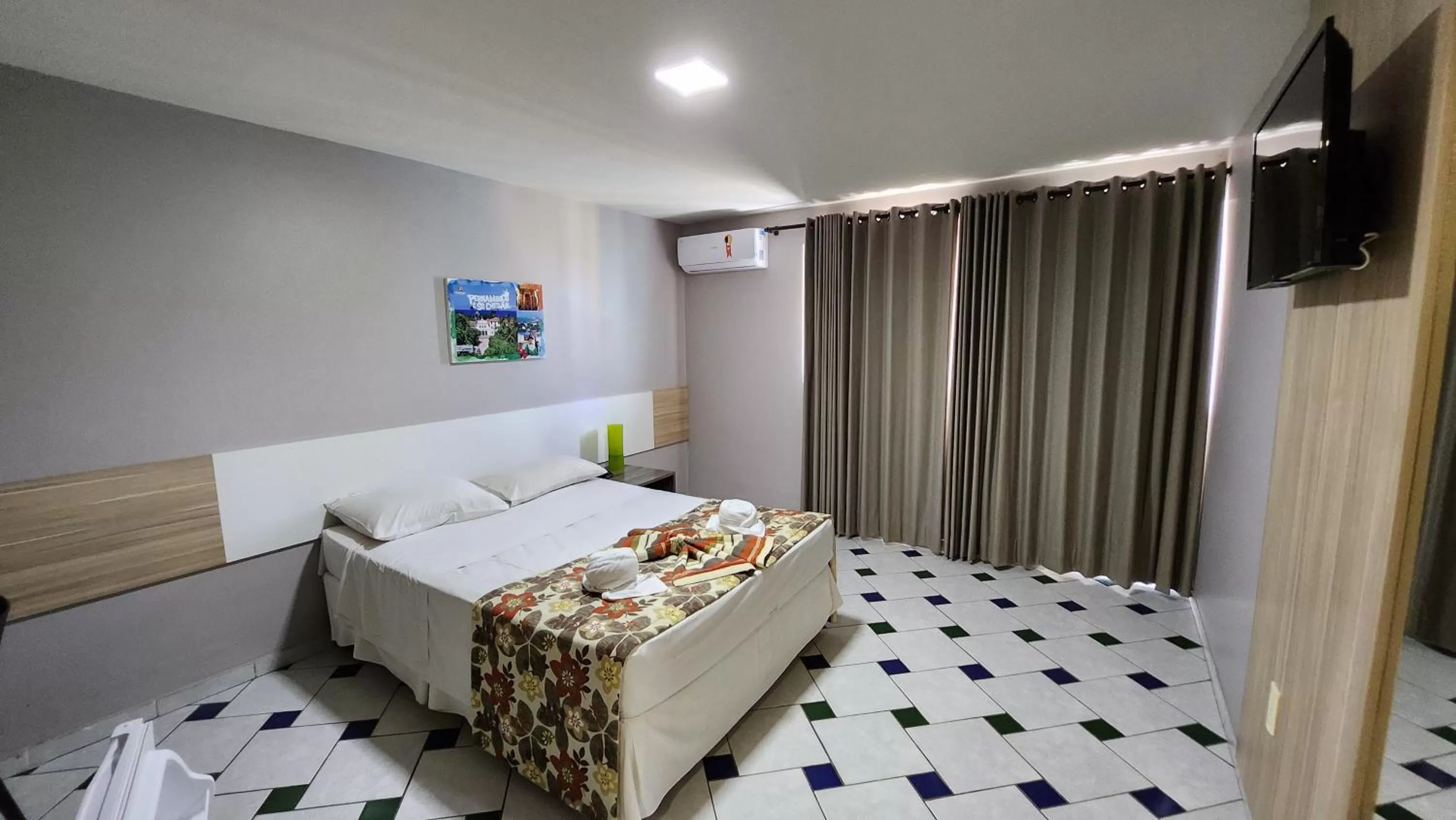 Communal lounge/ TV room, Bed in Hotel Enseada dos Corais