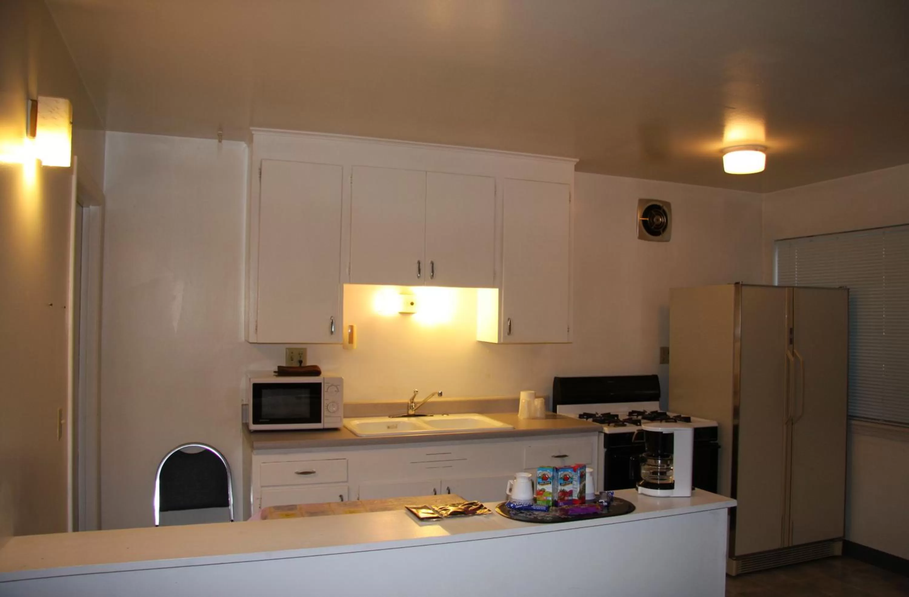 Kitchen or kitchenette, Kitchen/Kitchenette in Redwood Inn