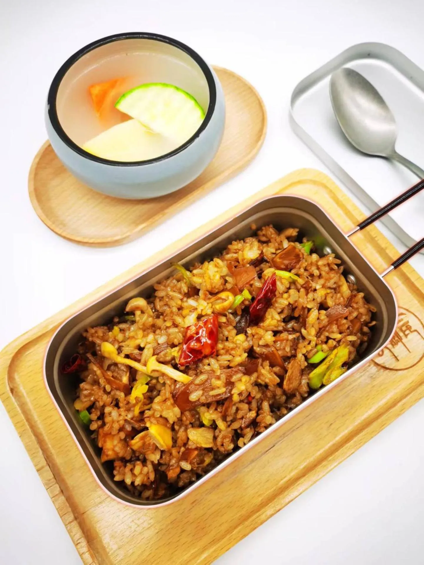 Restaurant/places to eat in The Cloudland International Youth Hostel Close to the city center,15 min walks to the subway, Close to the night market, old street, green lake, English-speaking service, free Activity convenient payment and visa cards are accepted