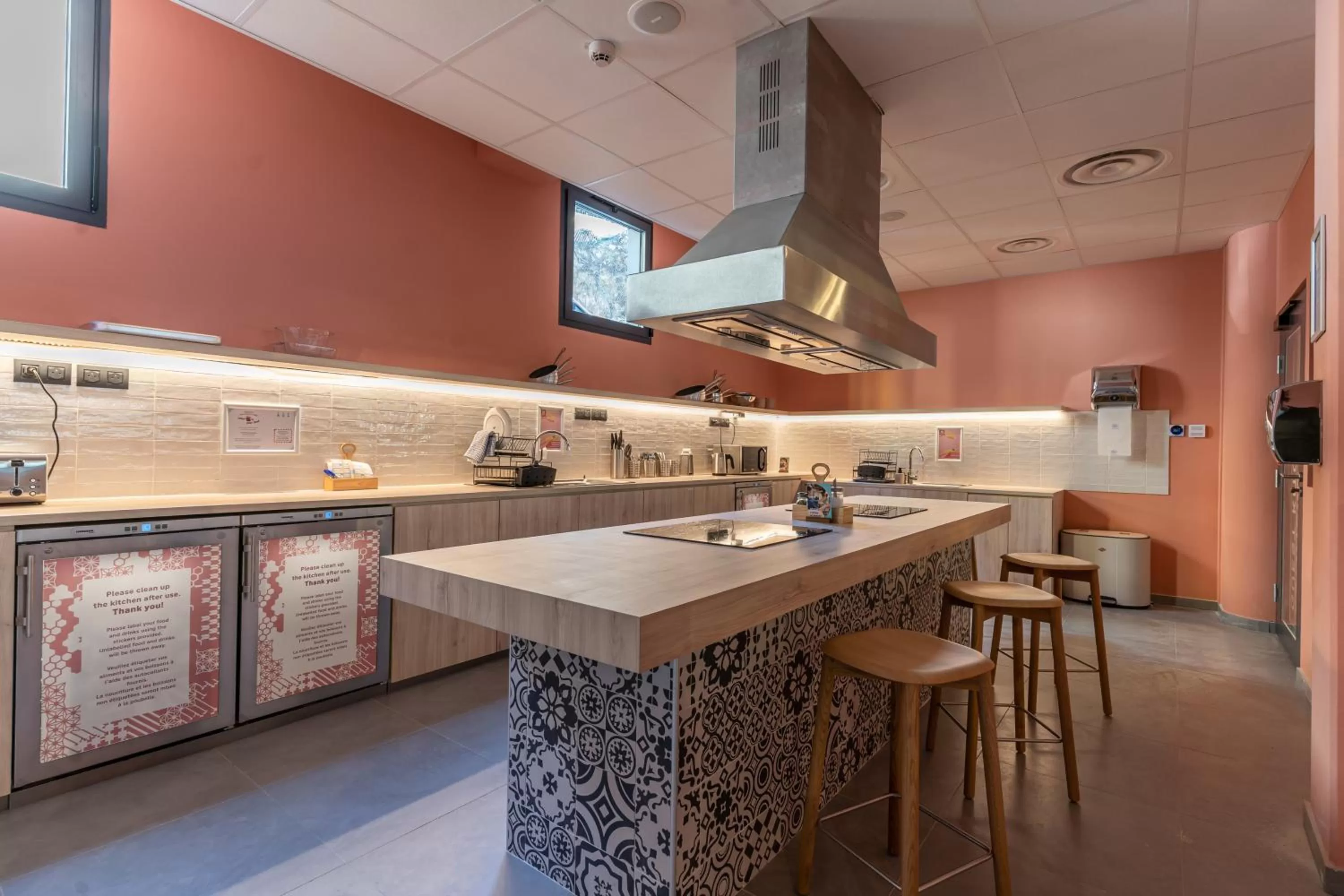 Communal kitchen in MEININGER Marseille Centre la Joliette