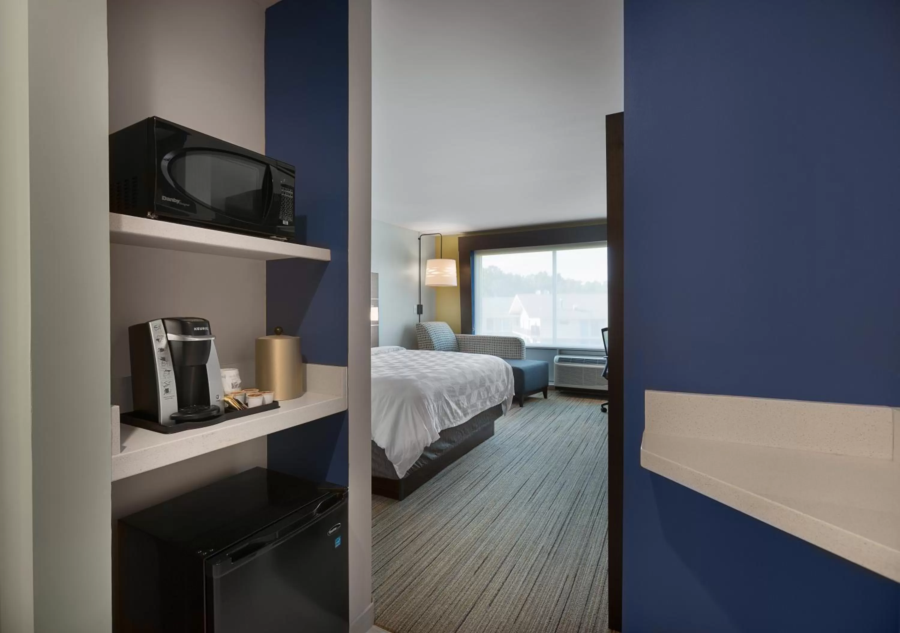 Coffee/tea facilities in Holiday Inn Express - Lake Park by IHG