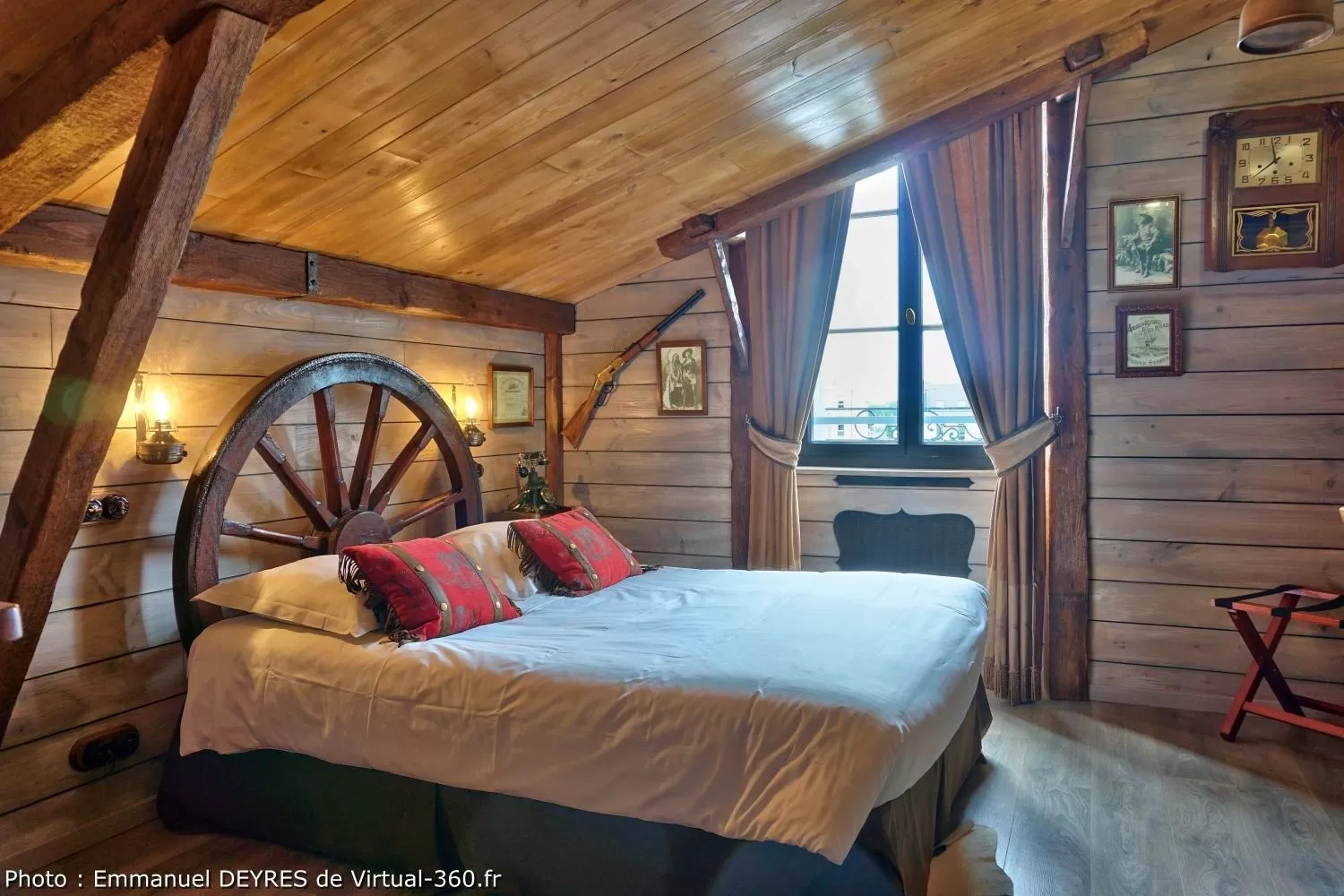 Bed in Hôtel de Bretagne - anciennement Queen Serenity Hotel