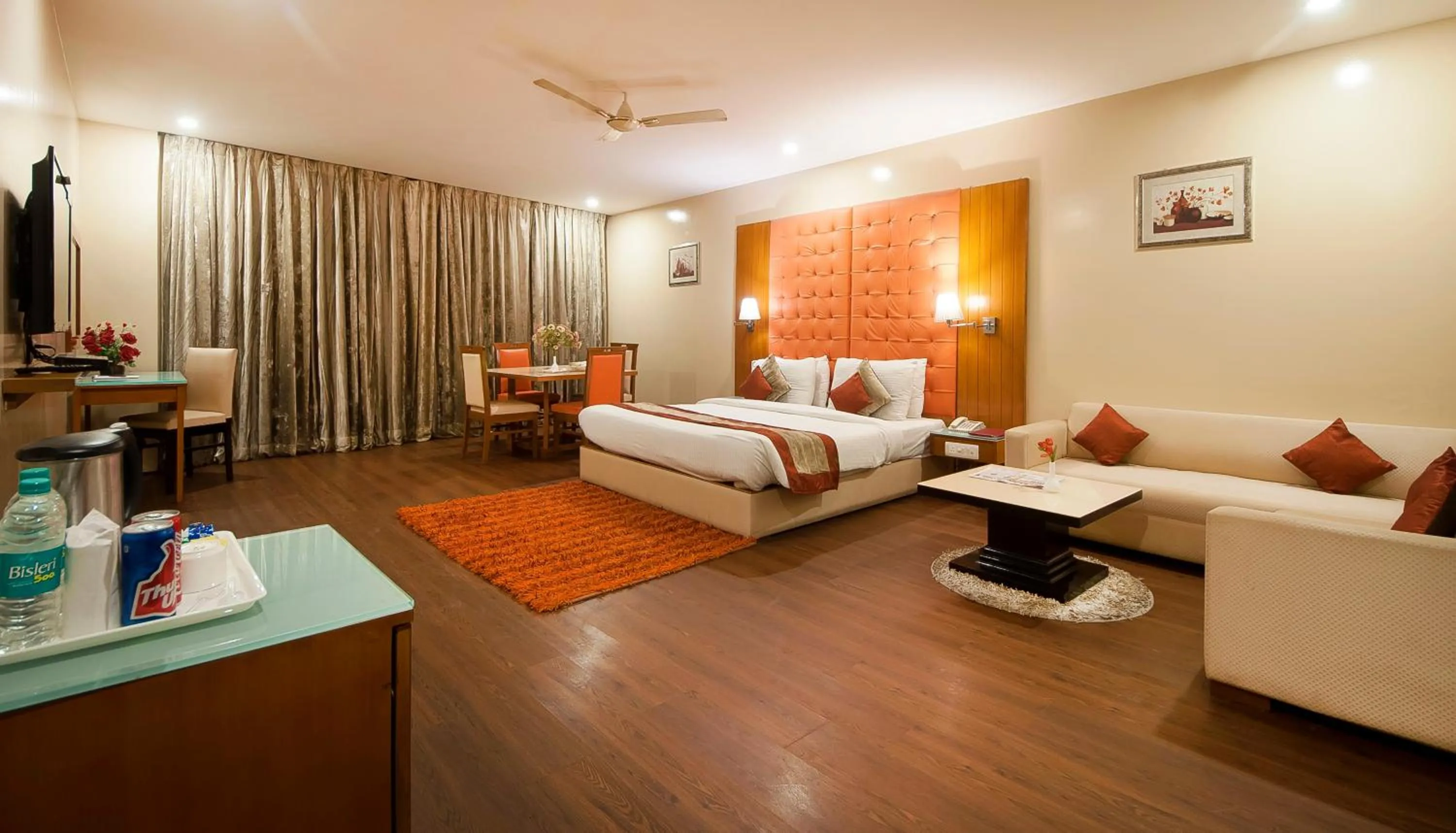 Living room, Bed in Airport Hotel Ramhan Palace Mahipalpur