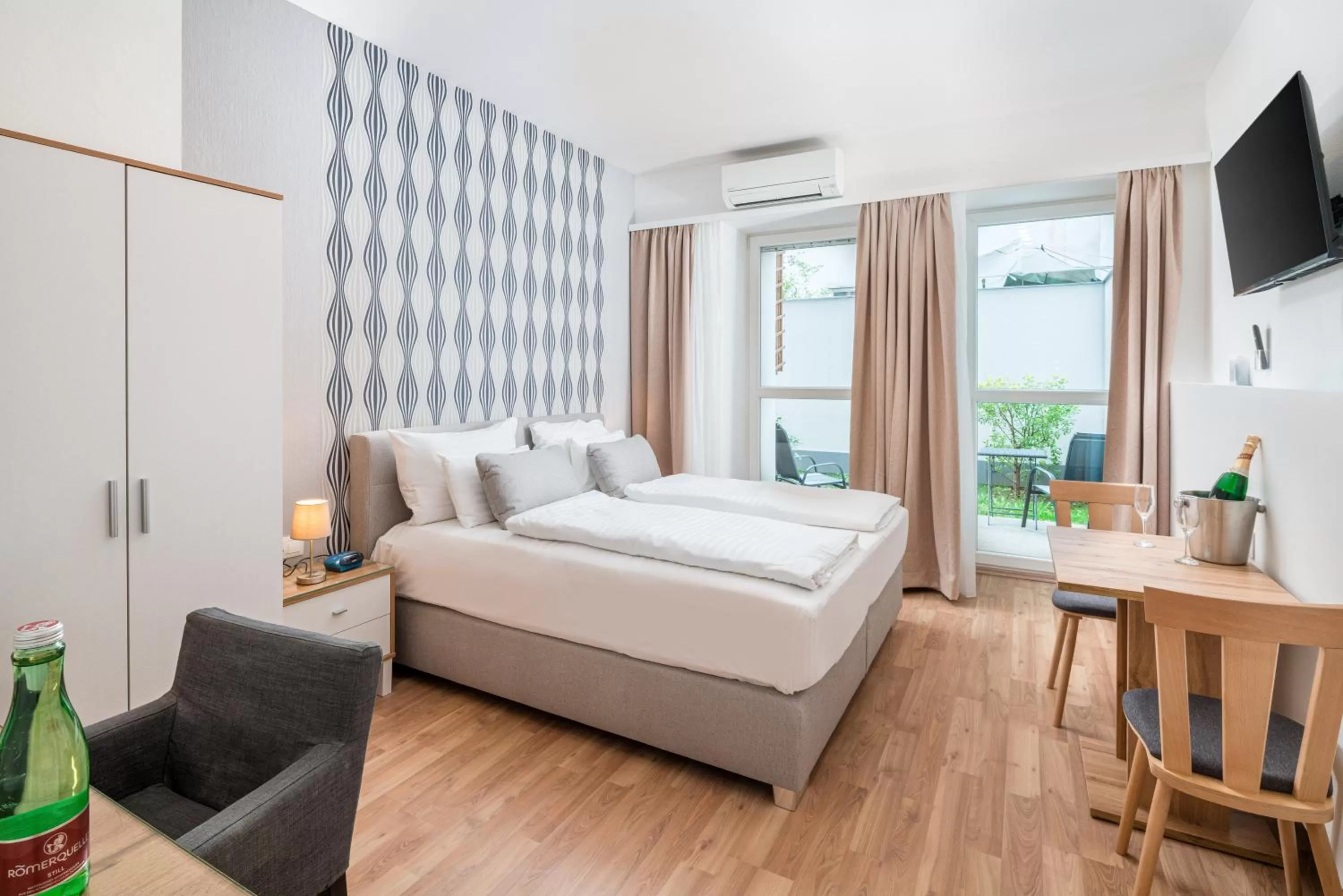 Photo of the whole room, Bed in Best Western Plus Celebrity Suites