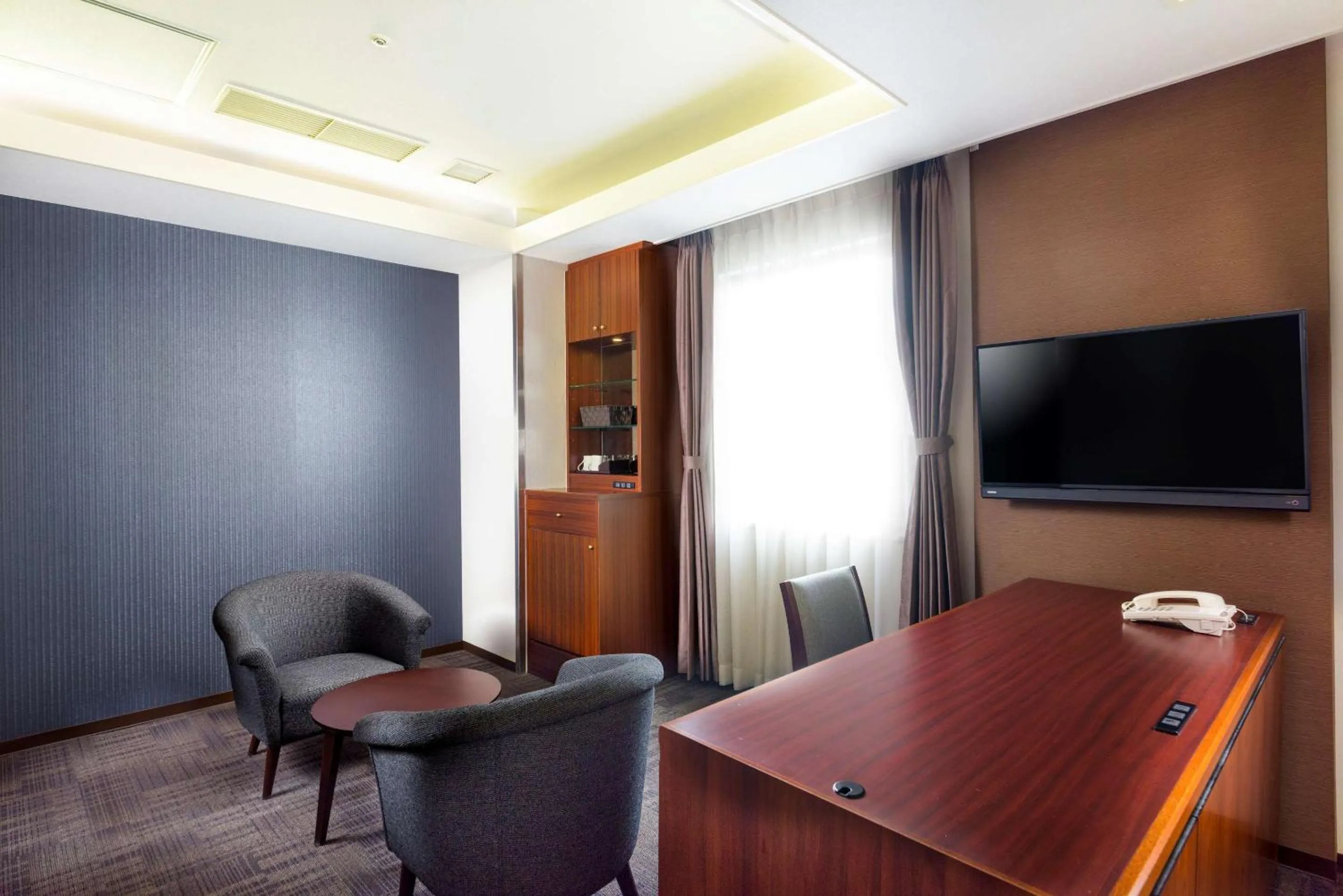Bedroom in SureStay Plus Hotel by Best Western Shin-Osaka