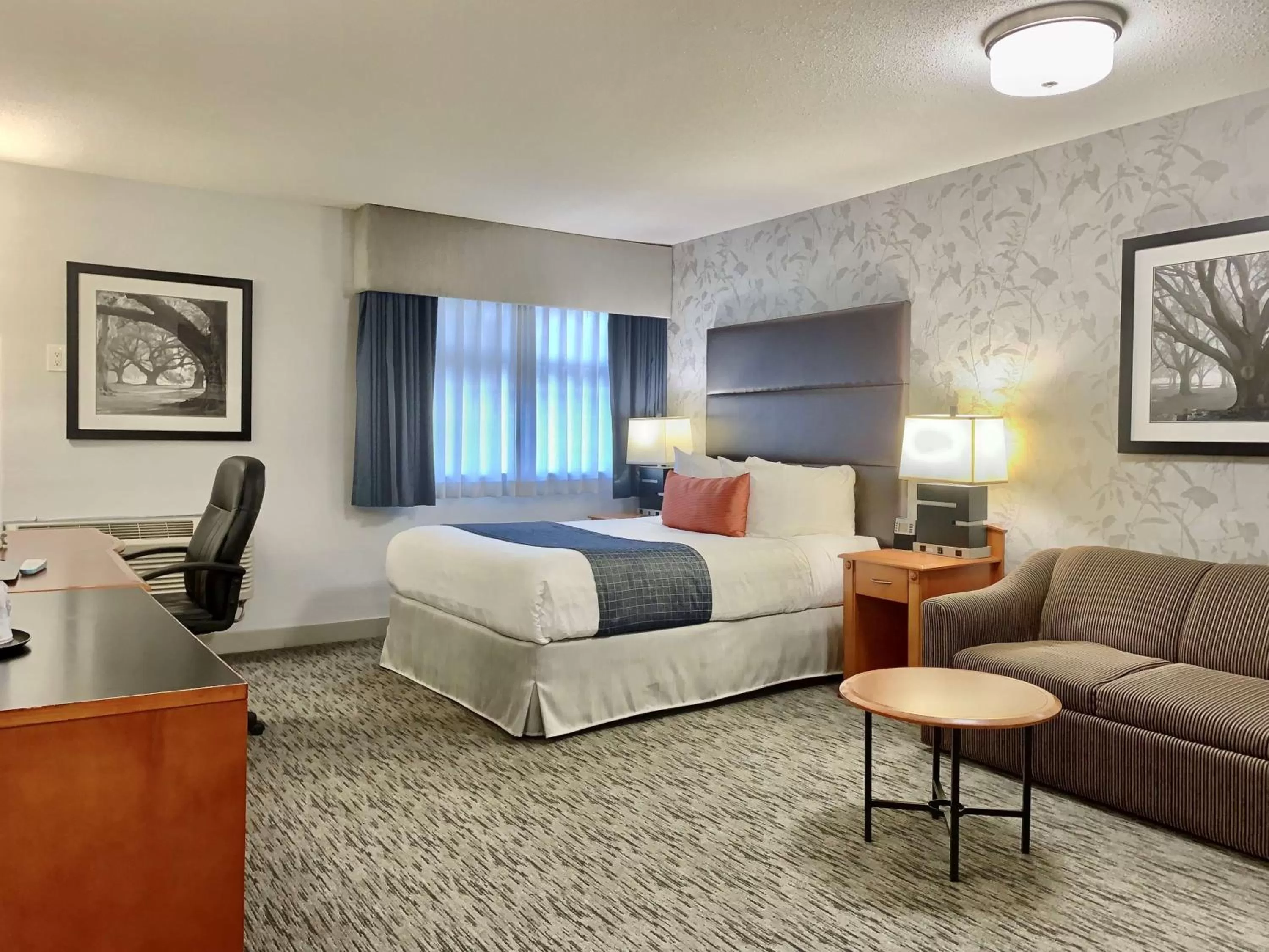 Photo of the whole room, Bed in Best Western Plus Regency Inn and Conference Centre