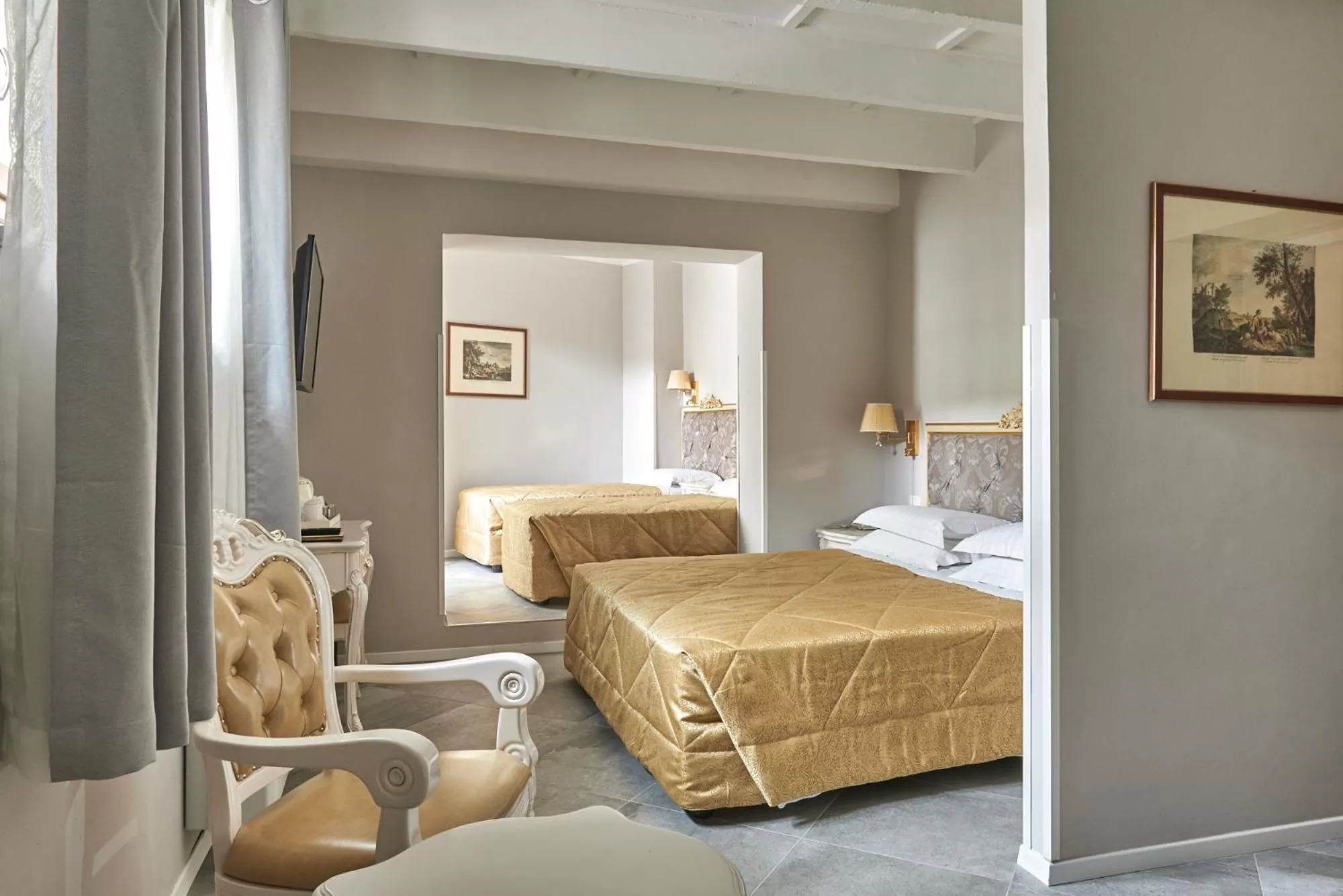 TV and multimedia, Bed in Villa Royal