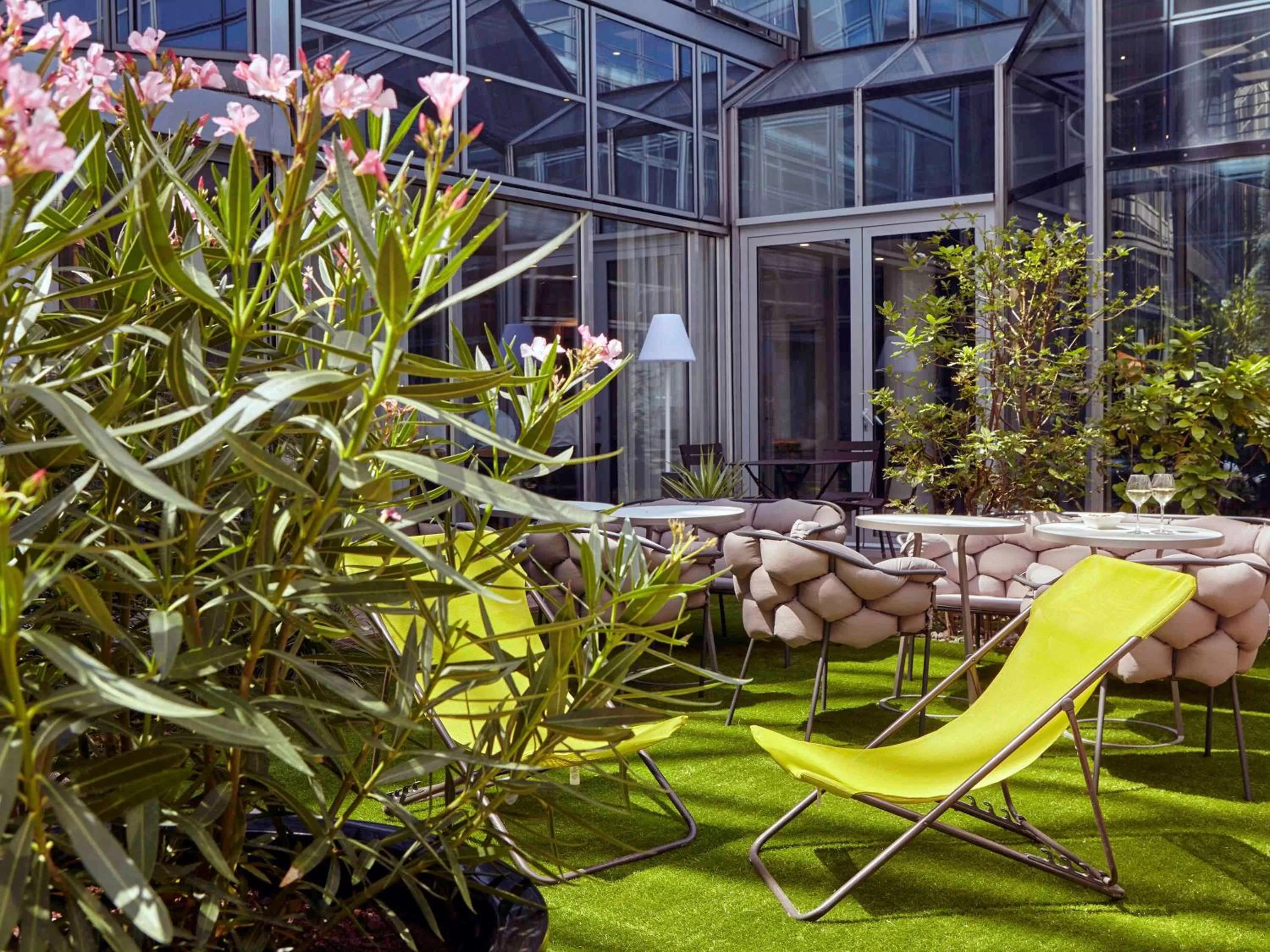 Lounge or bar in Mercure Paris la Défense Grande Arche