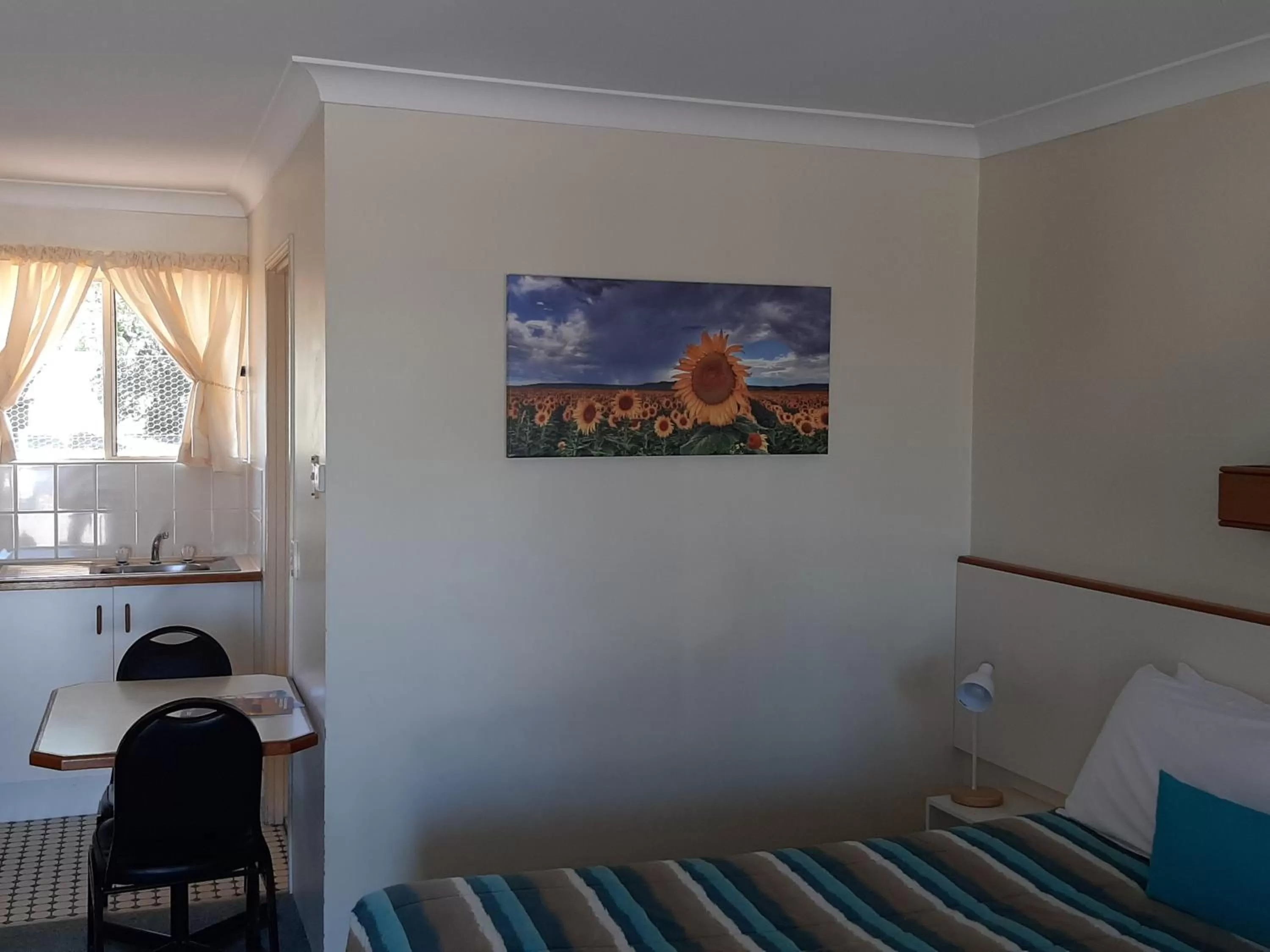 Bed in Country Rose Motel Warwick