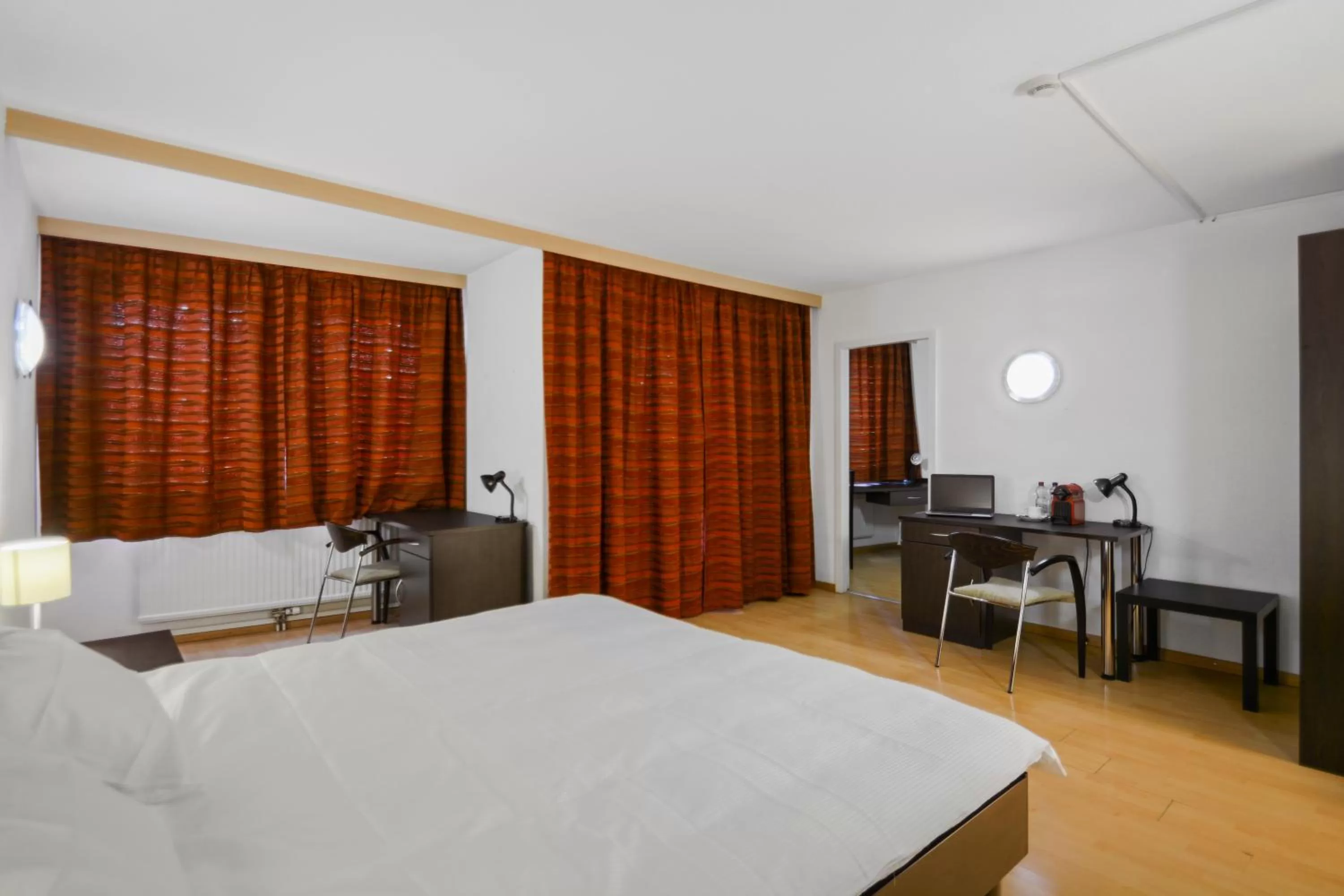 Photo of the whole room, Bed in Neuchâtel City Hôtel