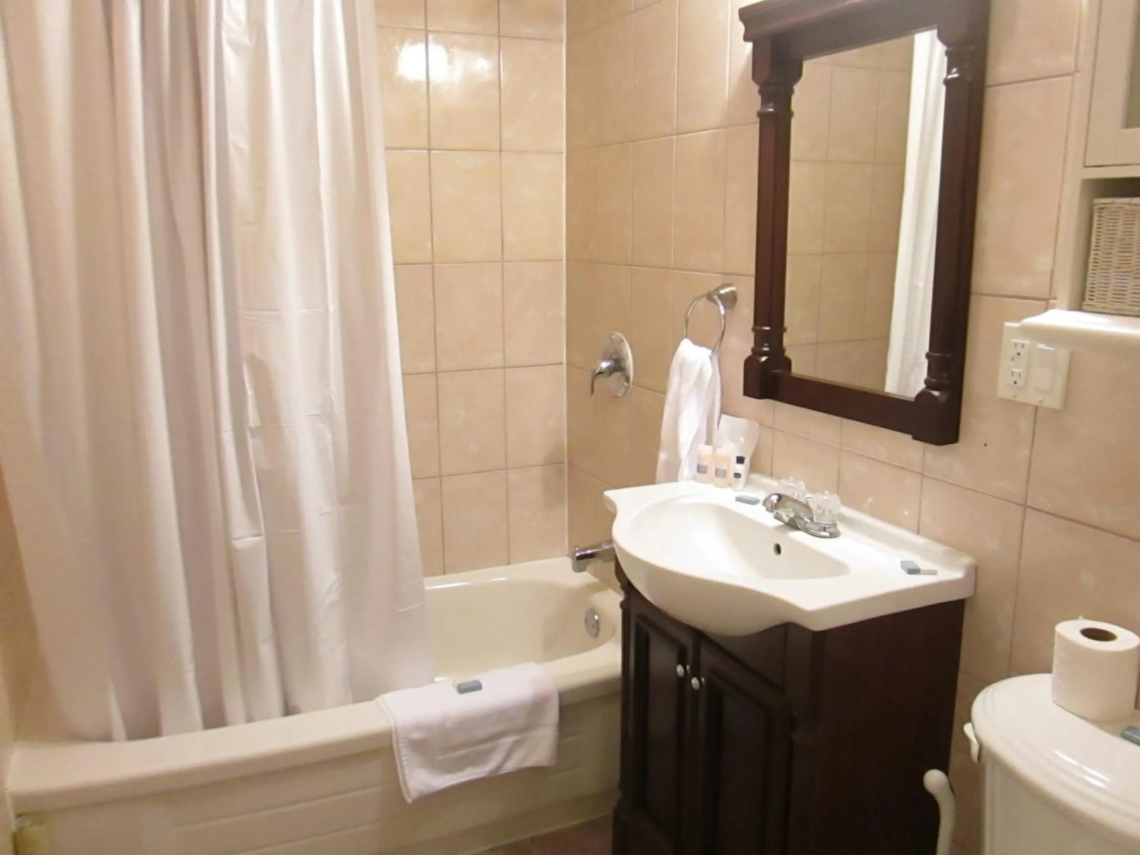 Shower in Bayside Inn & Waterfront Suites