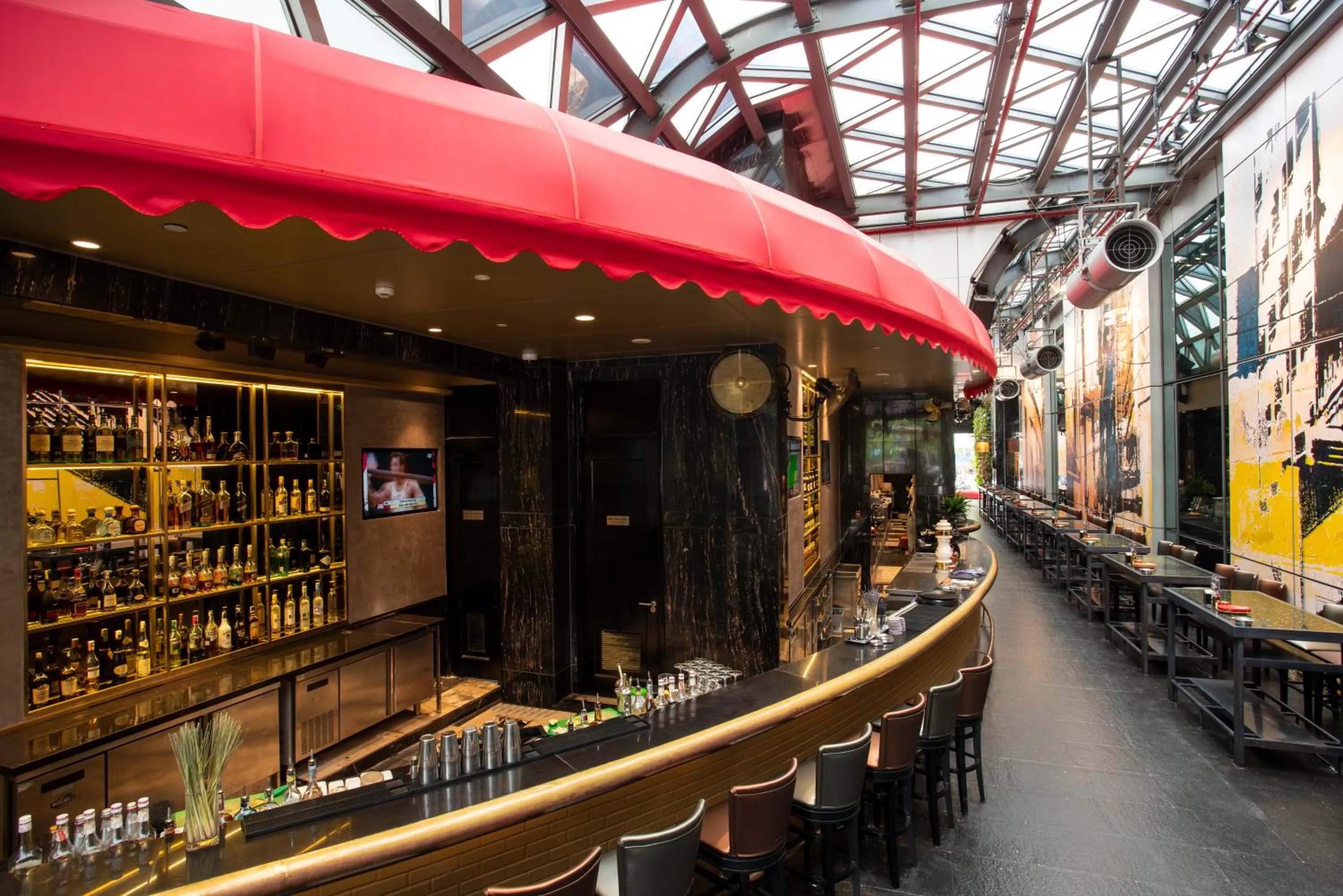 Restaurant/places to eat in The Reverie Saigon Residential Suites