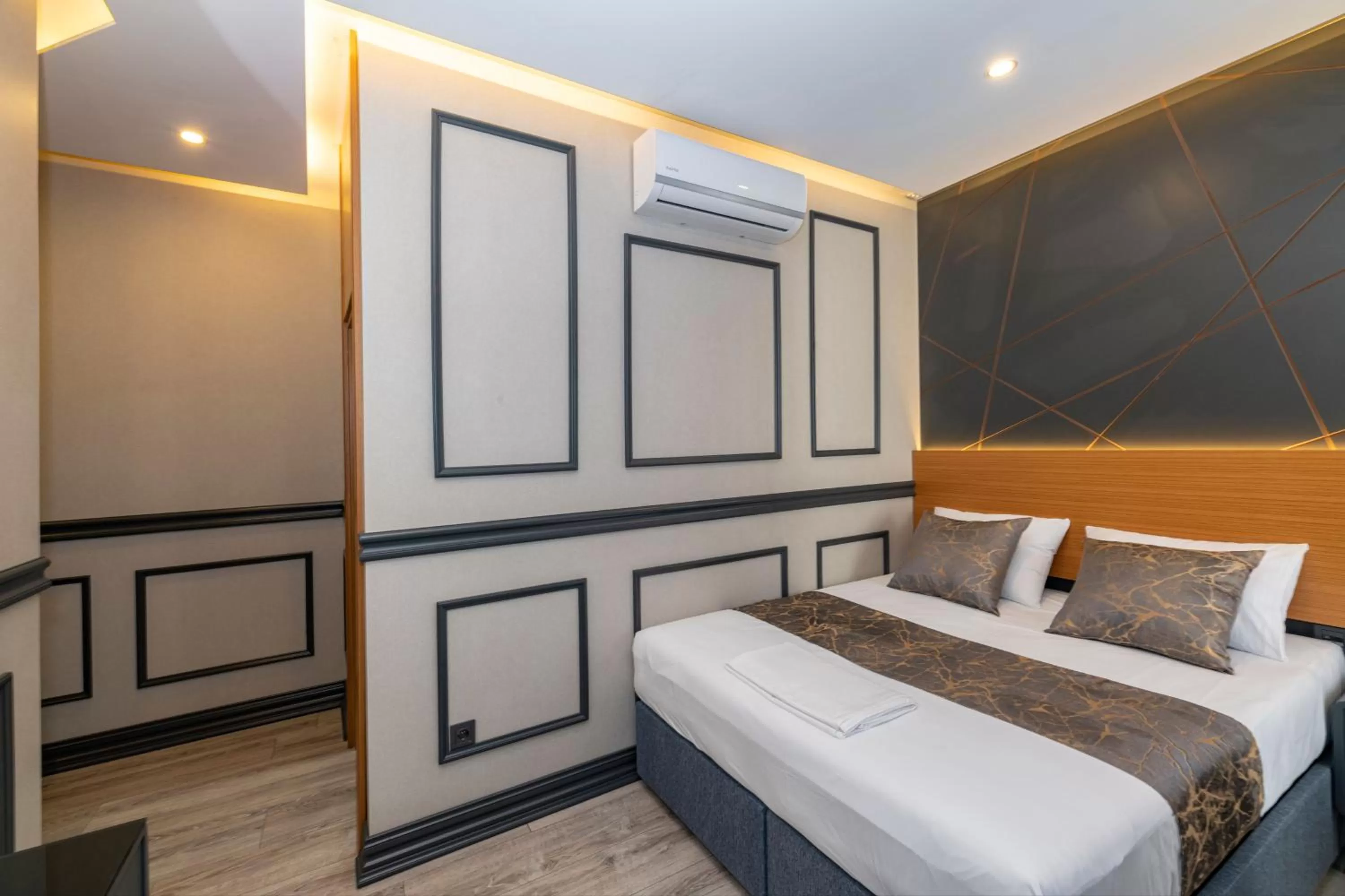 Photo of the whole room, Bed in Confores Hotel