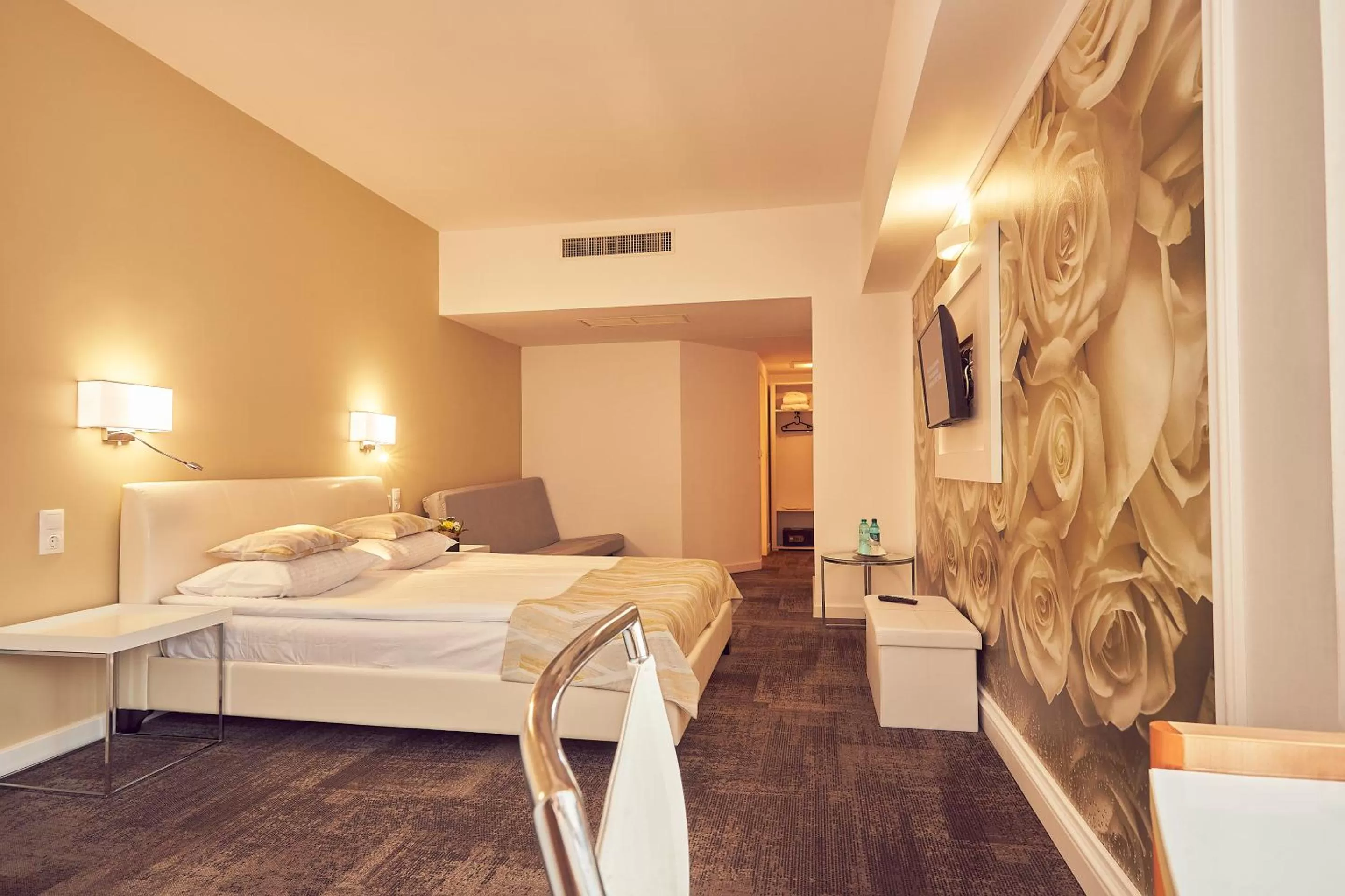 Bedroom, Bed in Continental Forum Constanta