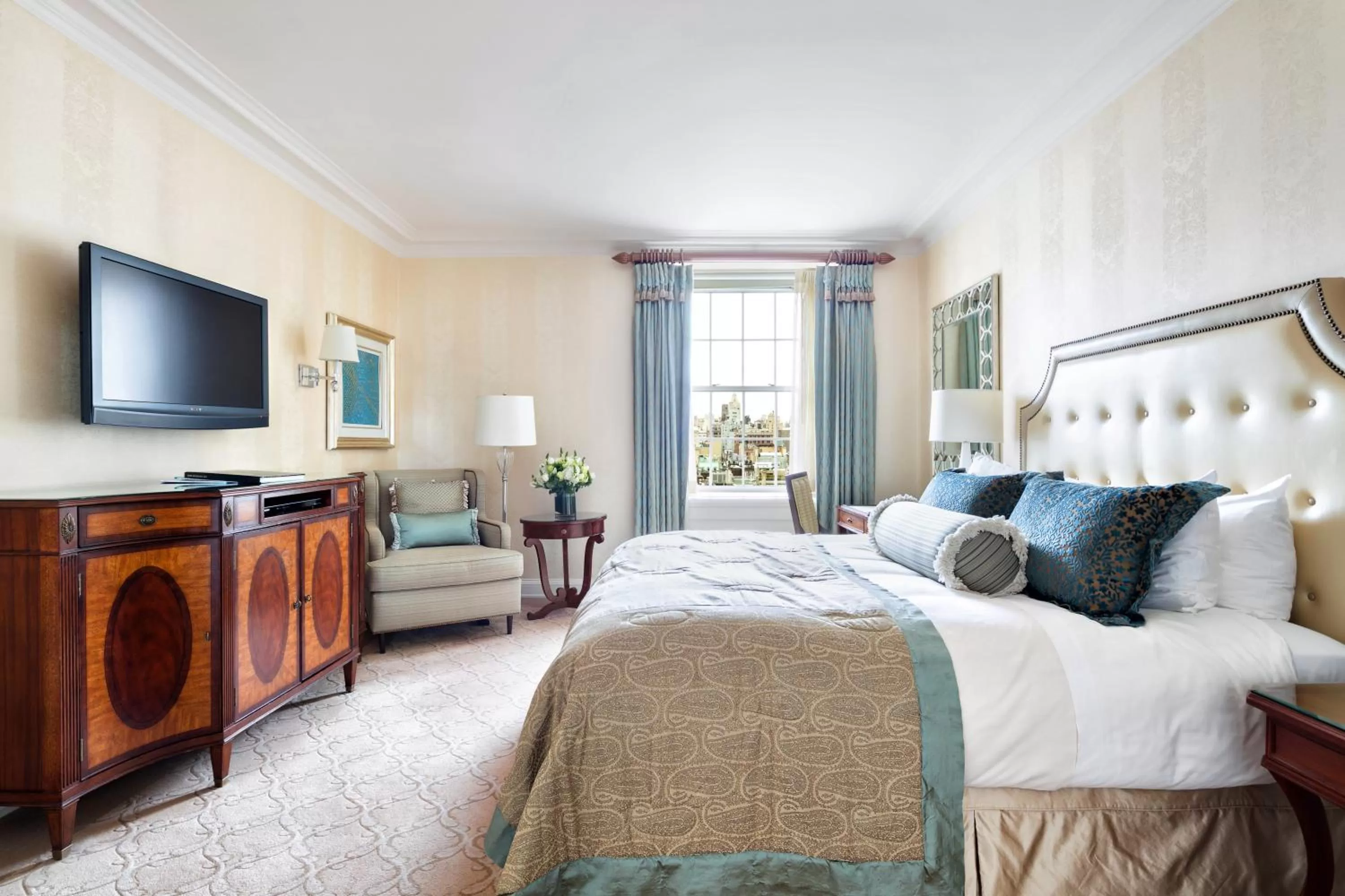 Bedroom, Bed in The Pierre, A Taj Hotel, New York