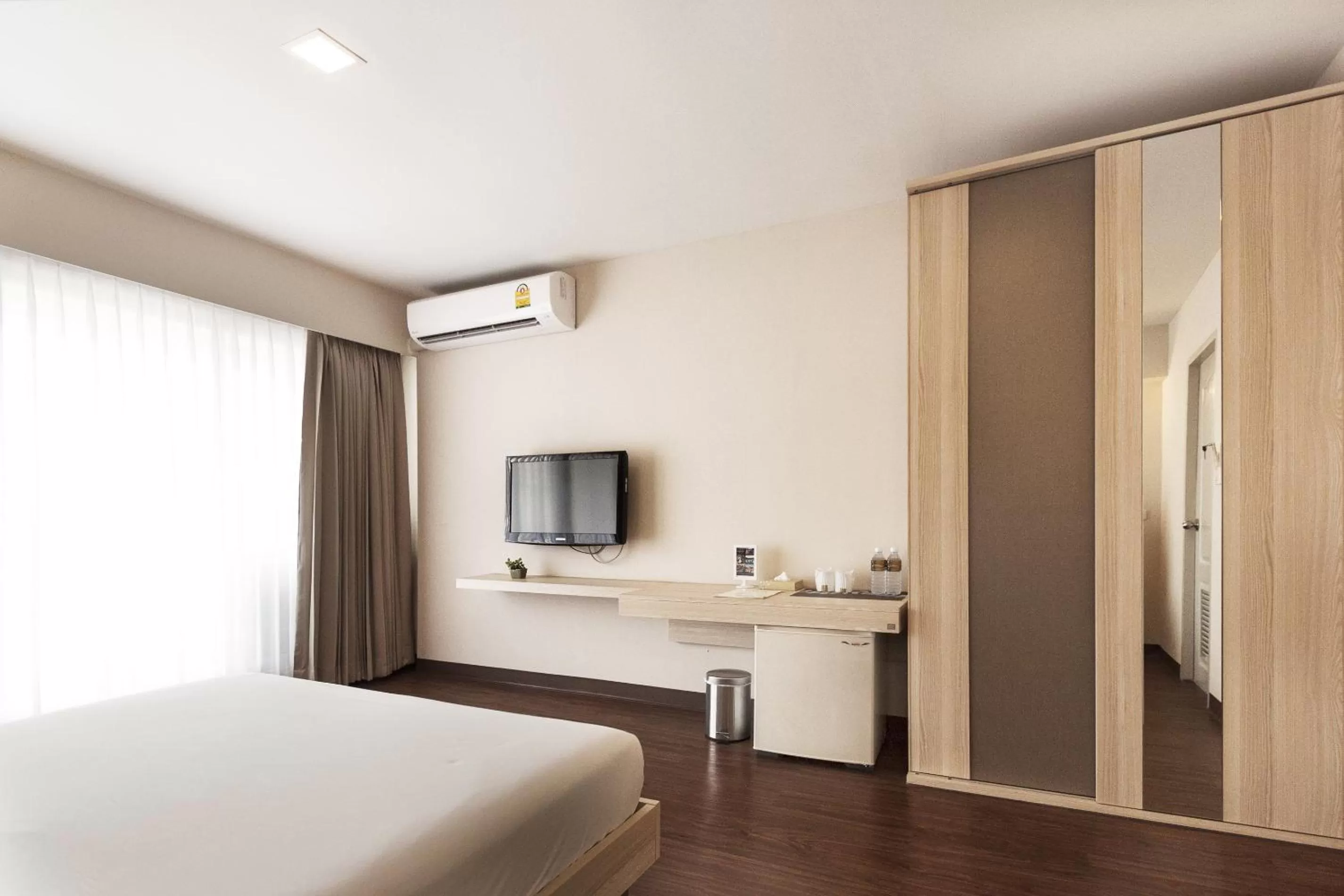 Photo of the whole room, Bed in Samran Place Hotel