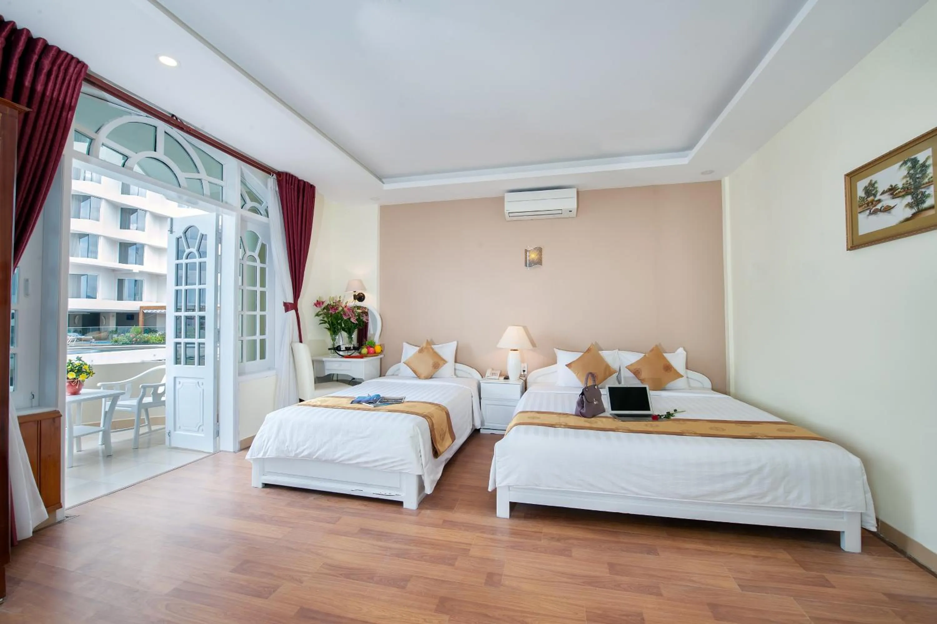 Bedroom, Bed in Palm Beach Hotel