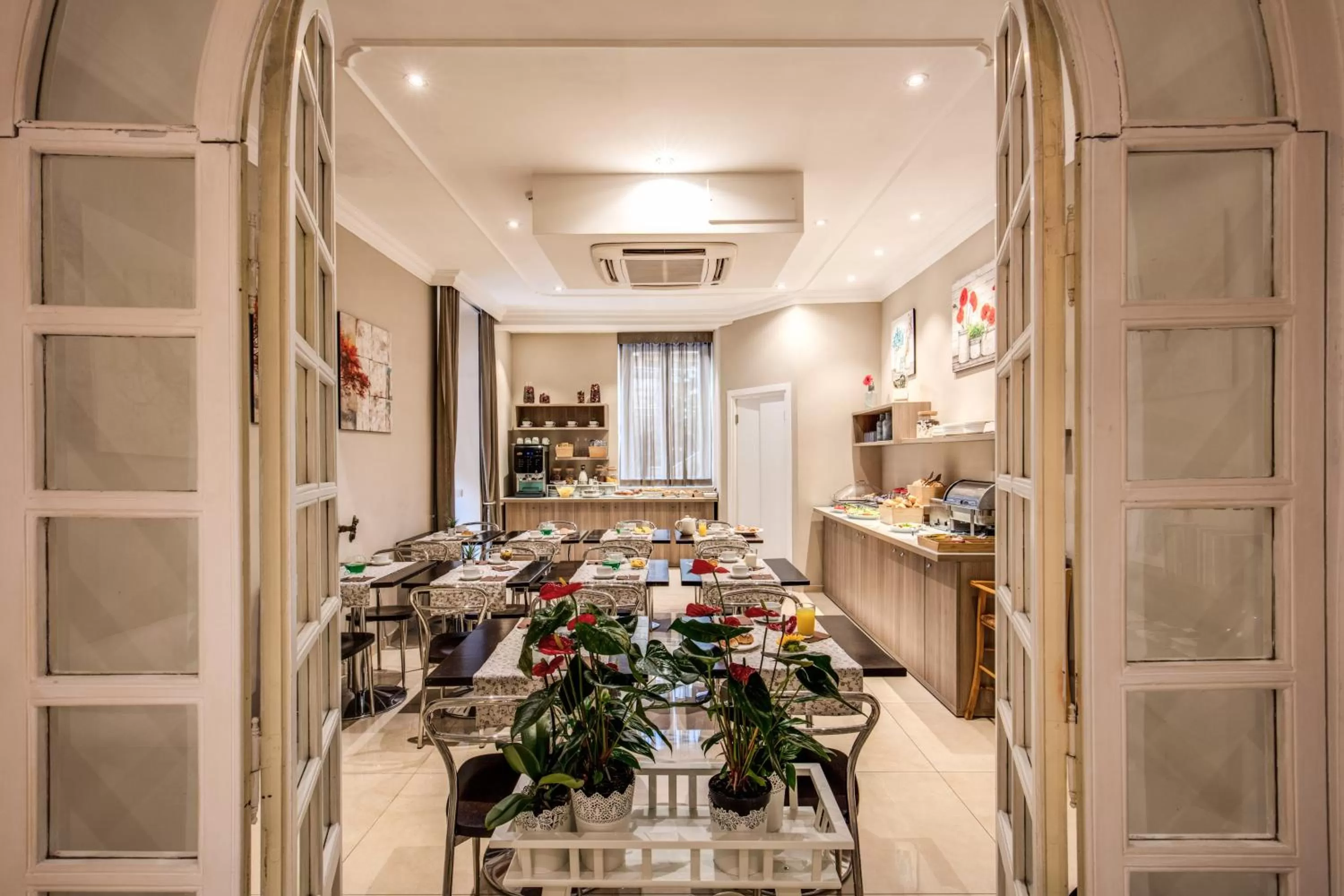 Restaurant/places to eat in Rome Garden Hotel