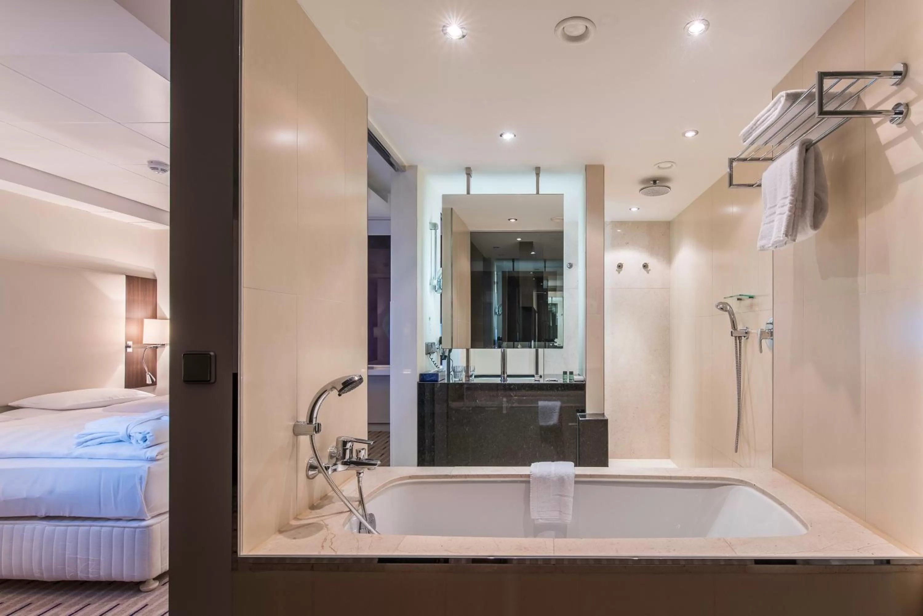 Bathroom, Bed in Park Inn by Radisson Berlin Alexanderplatz