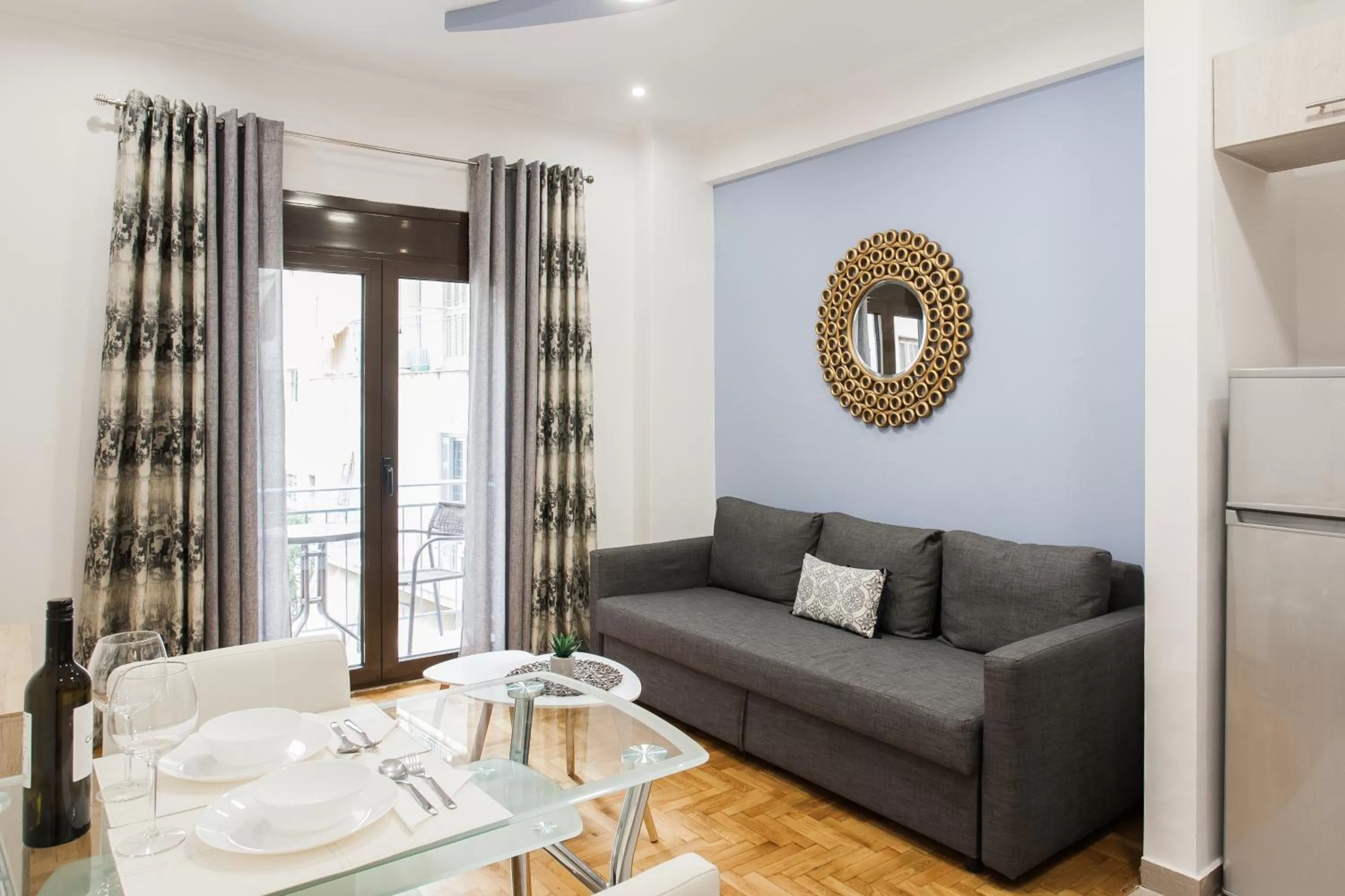 Seating area in Nicholas Point Apartments and Rooms