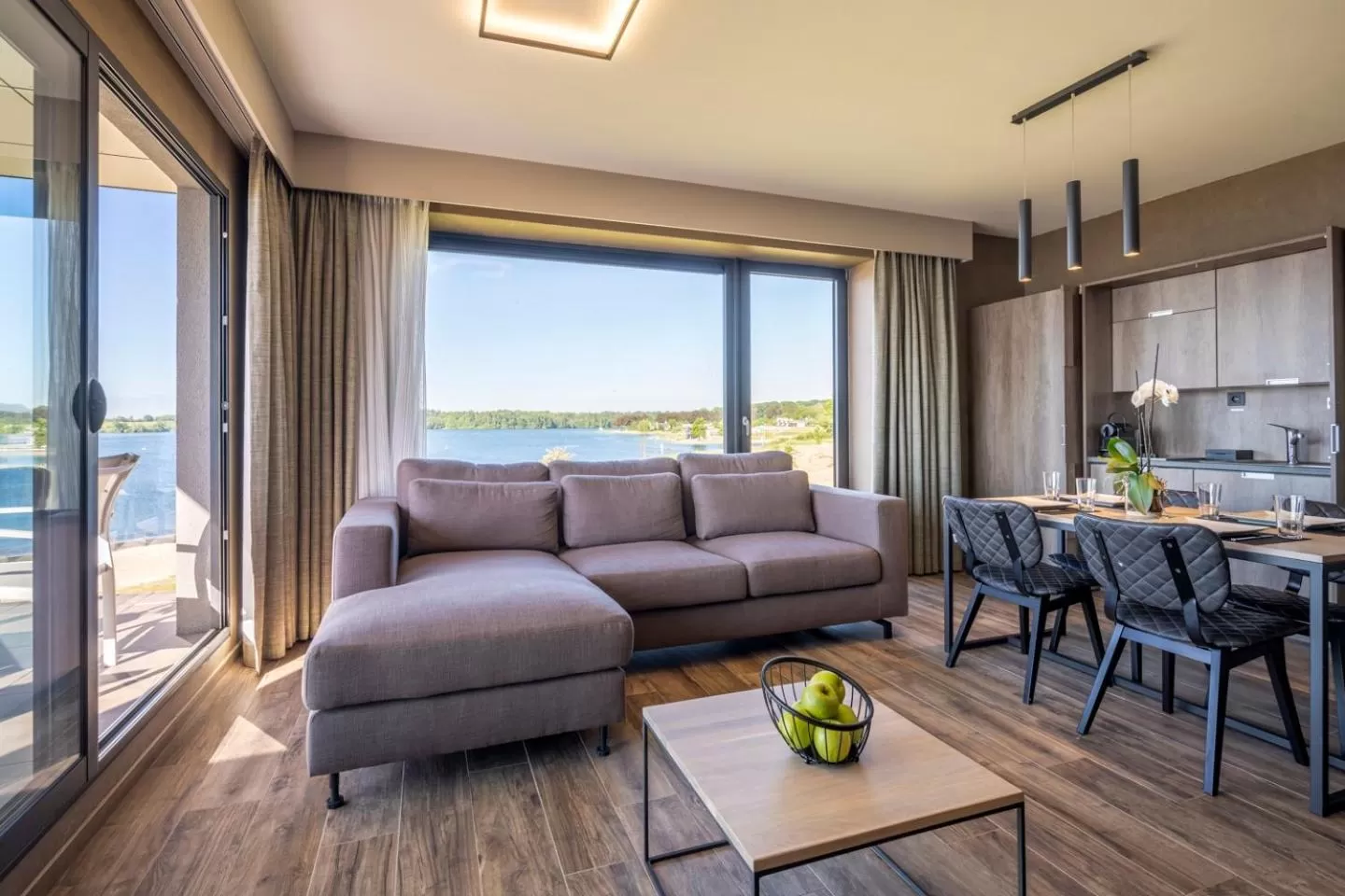 Living room in Golden Lakes Hotel