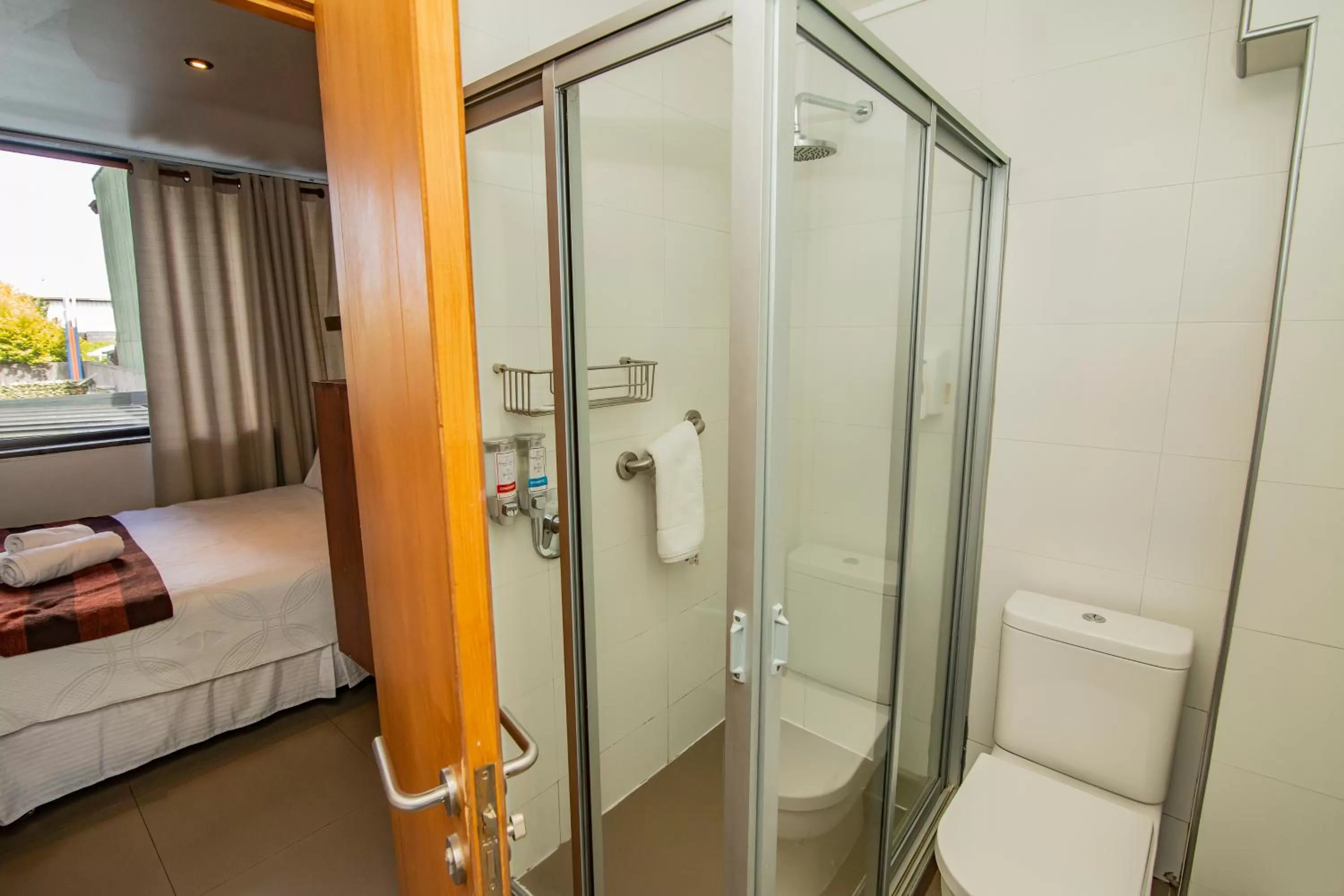 Shower, Bed in Hotel Cumbres del Sur