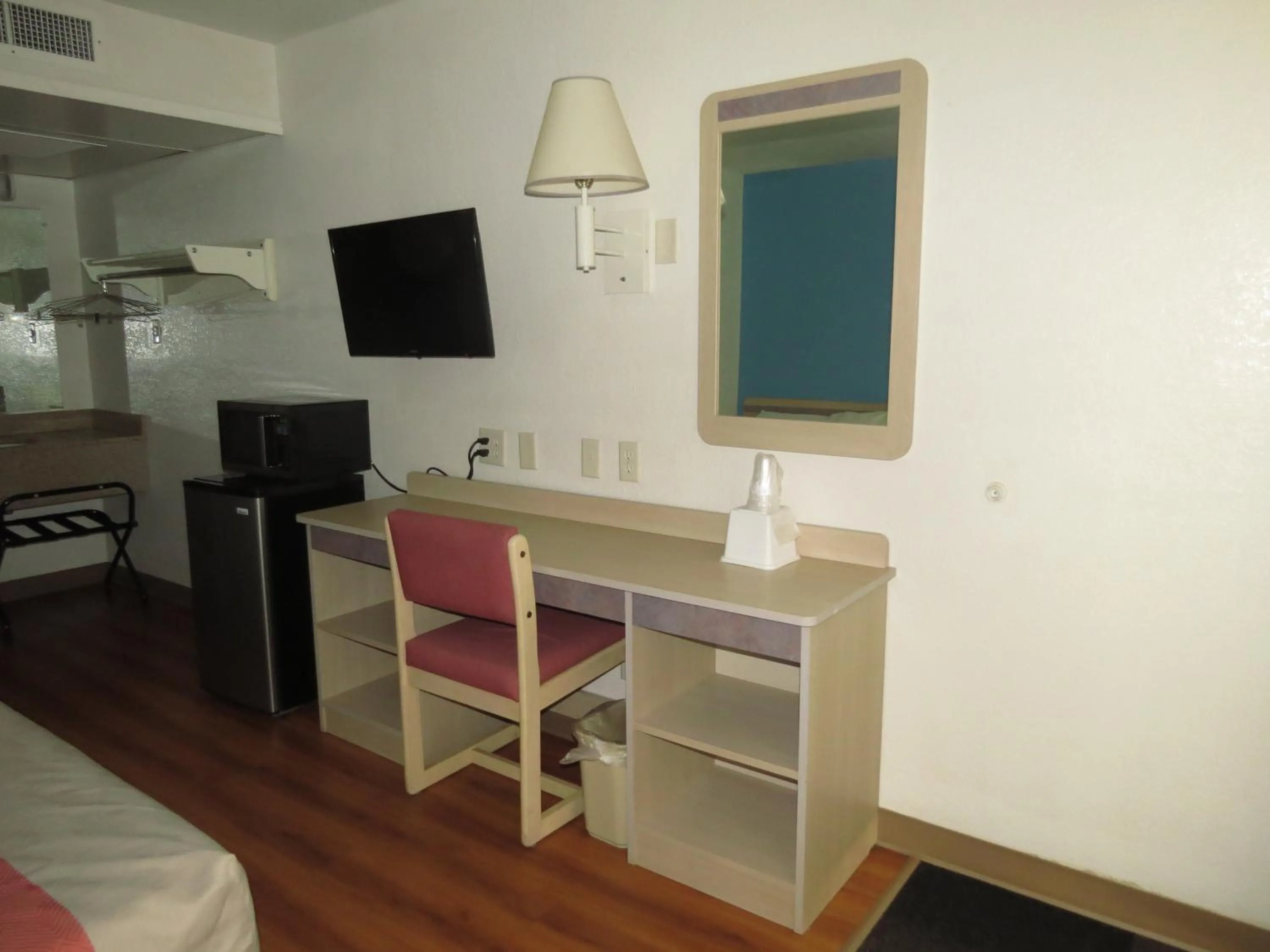 Bedroom, Bed in Motel 6-Mitchell, SD