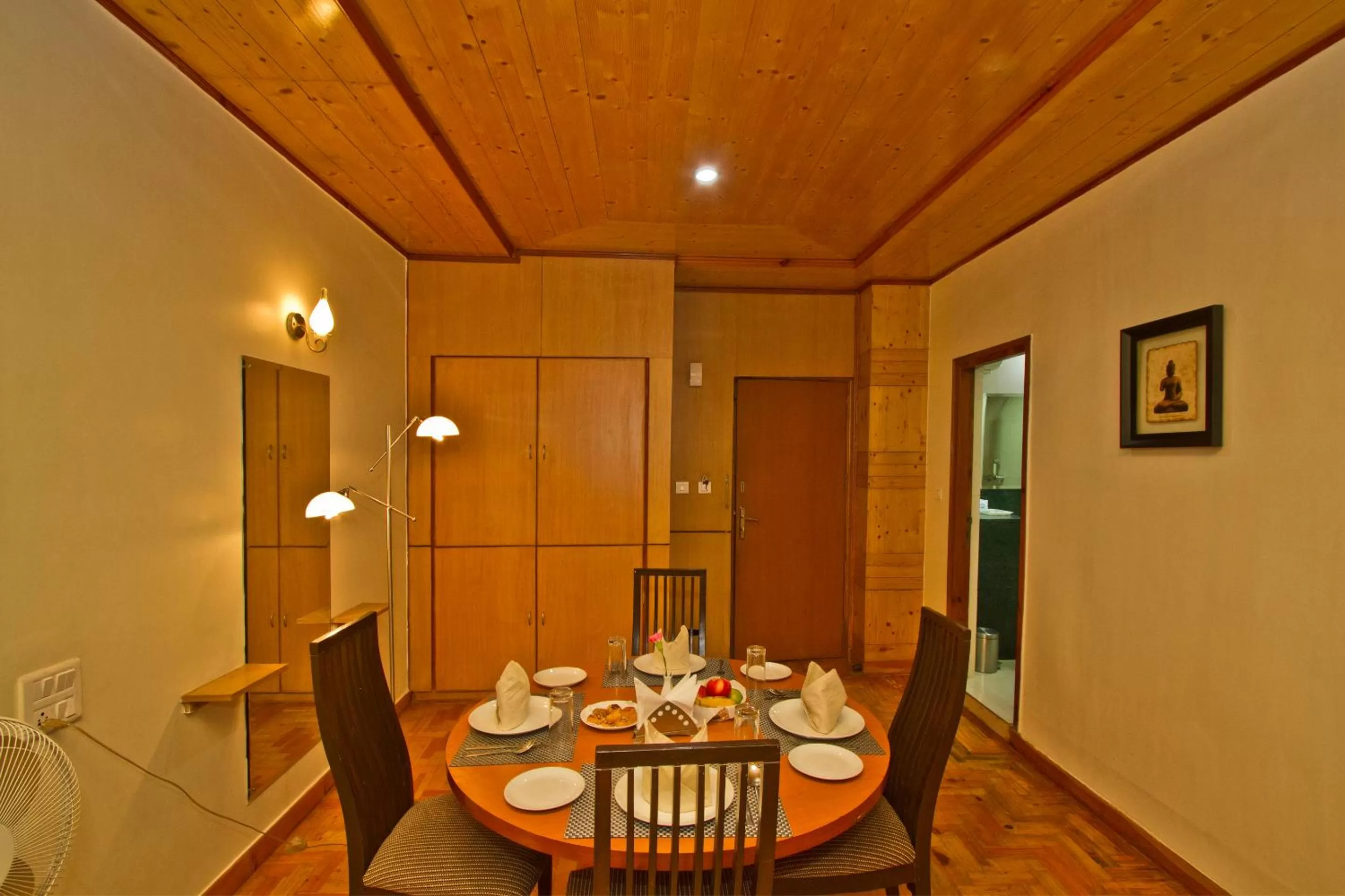 Dining area in Hotel Broadways Inn