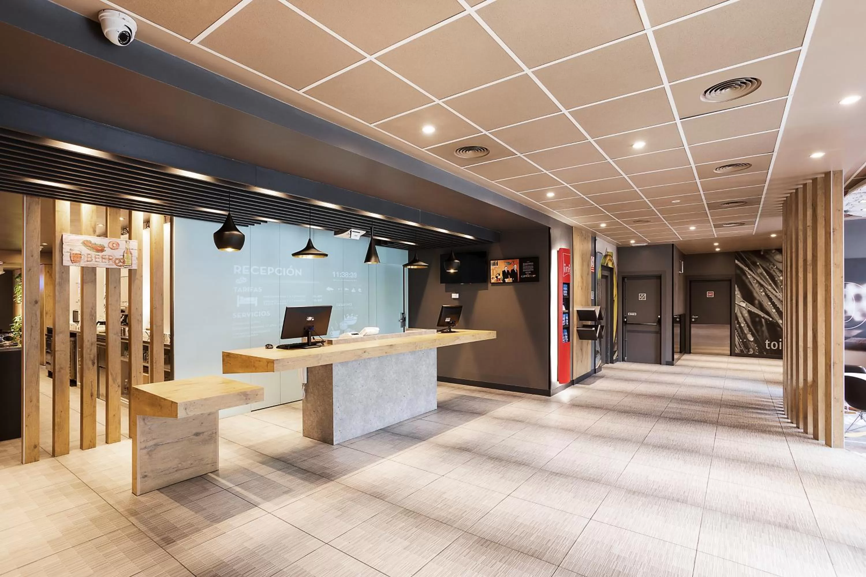 Lobby or reception in Ibis Salamanca