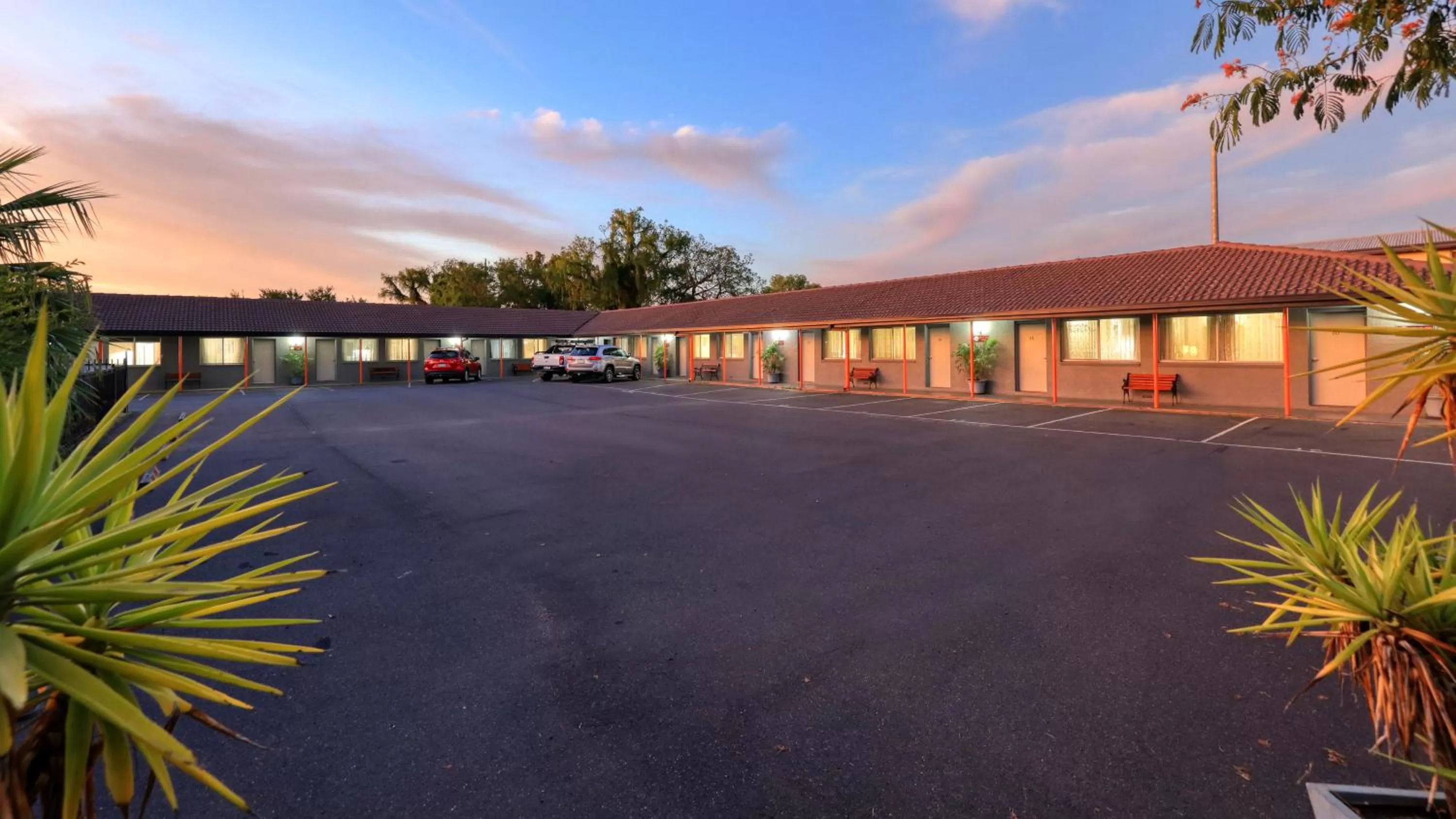 Parking in Country Leisure Motor Inn