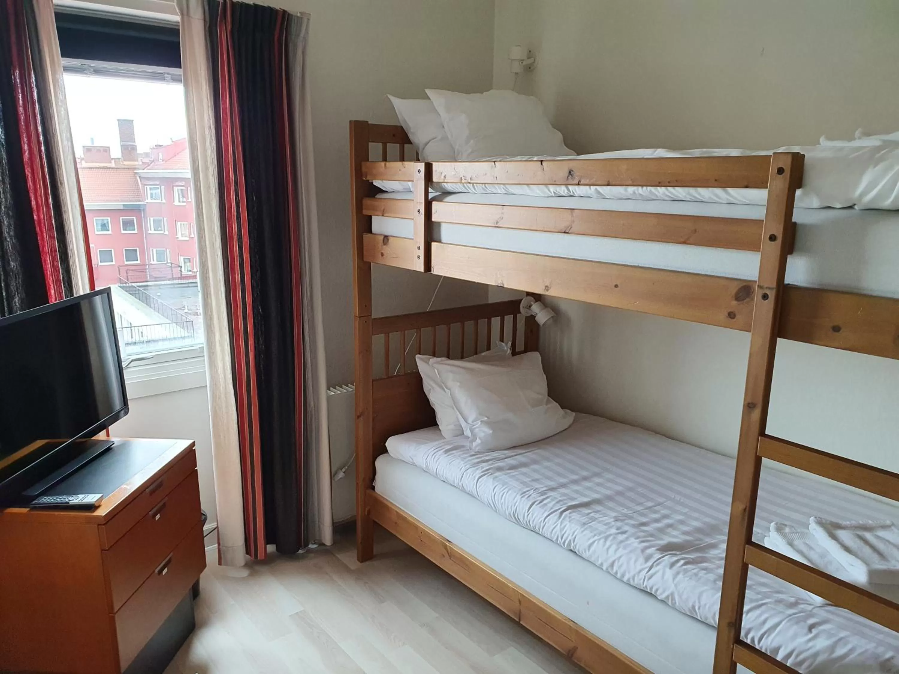 bunk bed, Bed in Saga Hotell