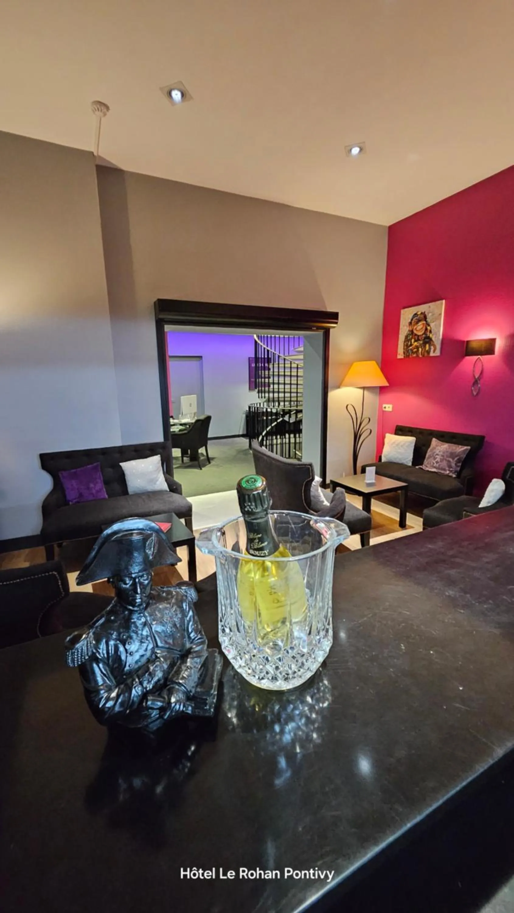 Lounge or bar in Hôtel Le Rohan Charme et Caractère