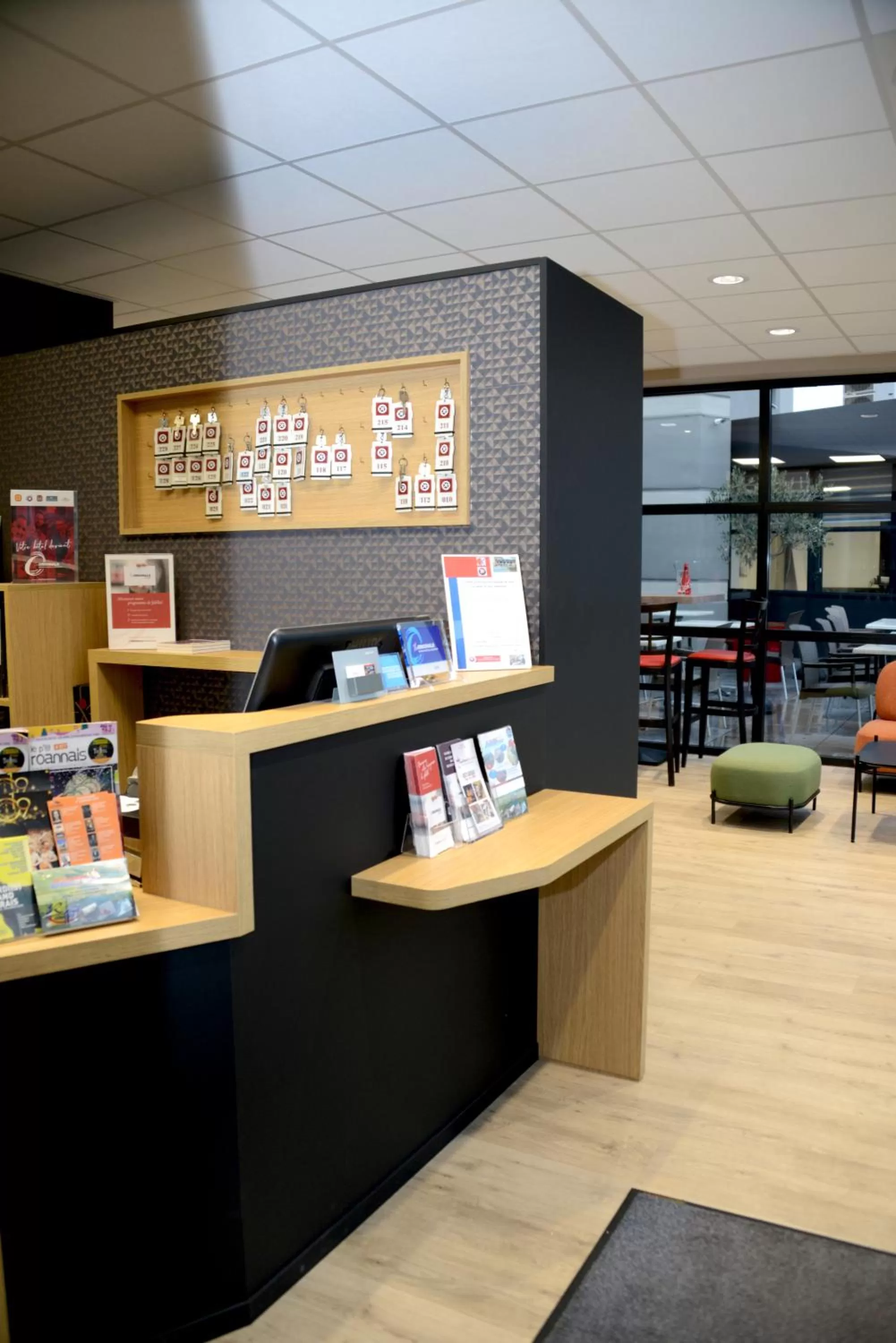 Lobby or reception in The Originals City, Hôtel Hélios, Roanne Nord