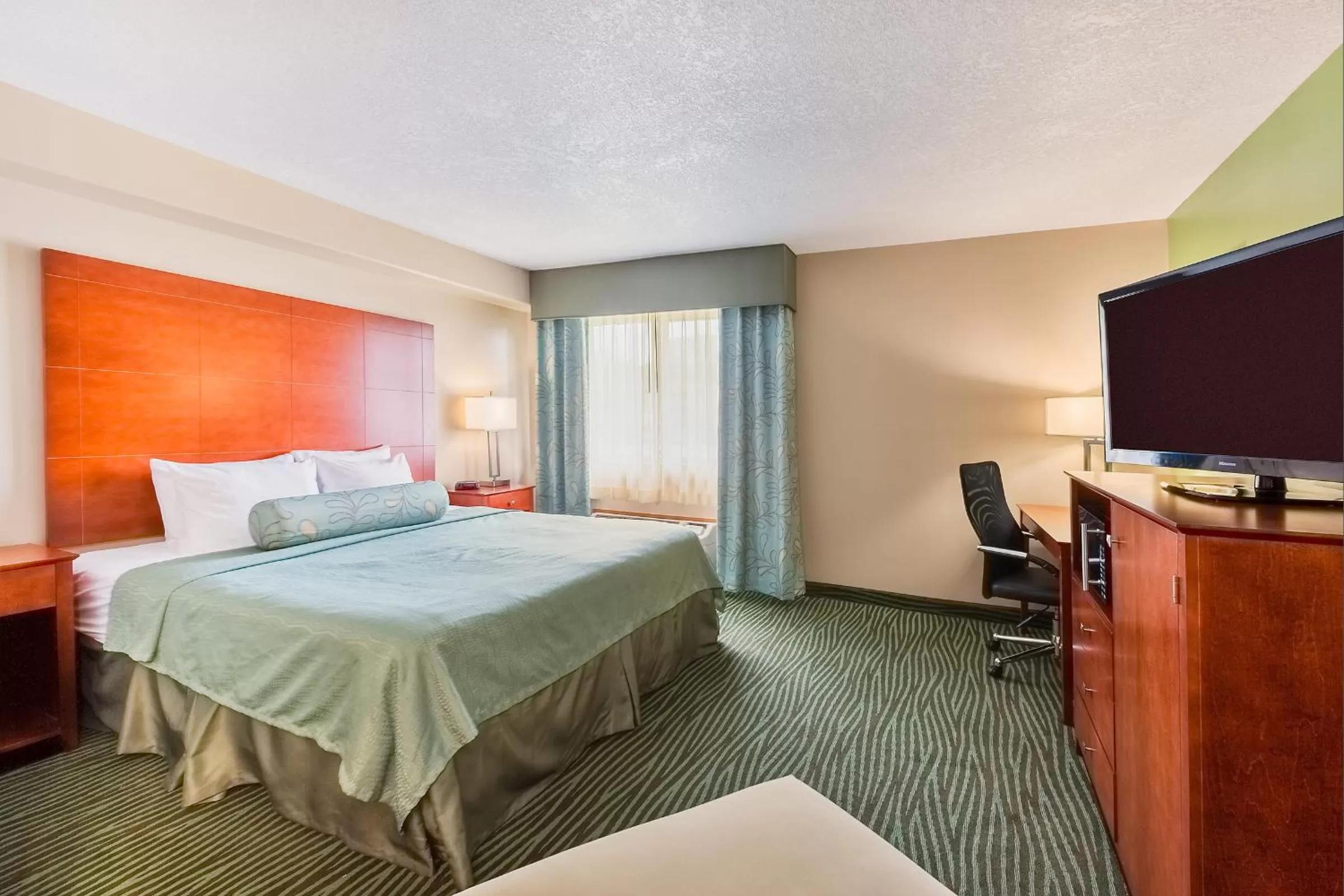 Bedroom, Bed in AmericInn by Wyndham Des Moines Airport