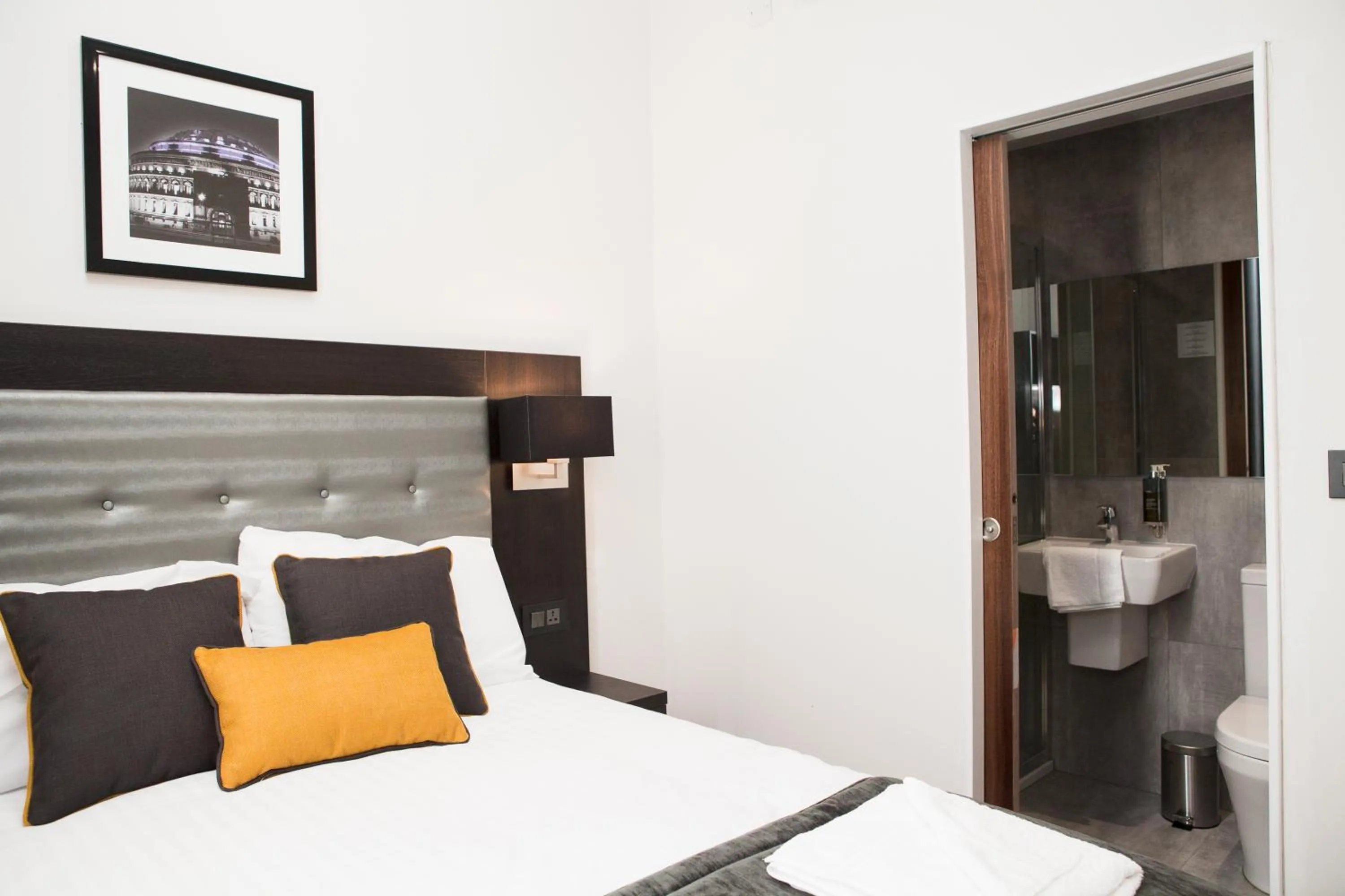 Photo of the whole room, Bed in The Tudor Inn Hotel