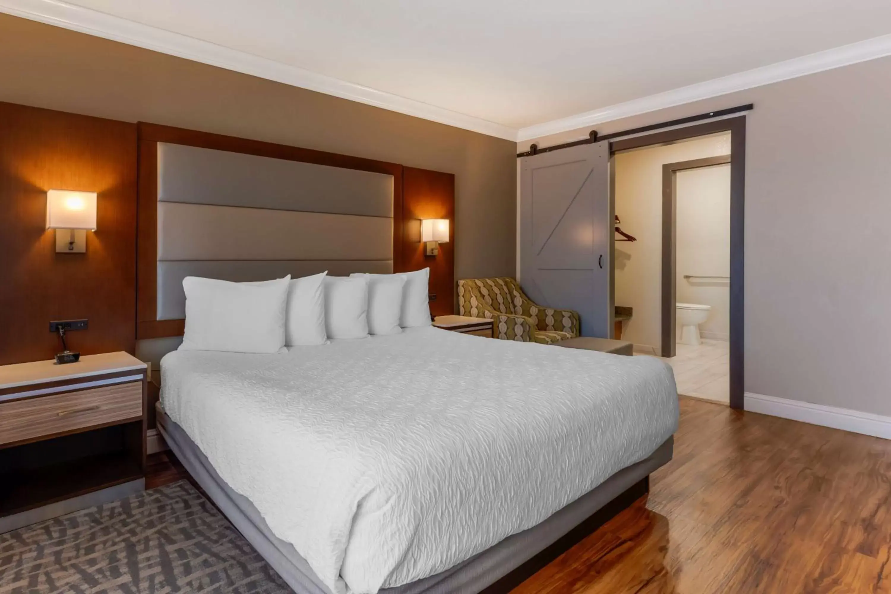 King Room - Disability Access/Bathtub in Best Western Plus Forest Park Inn King Room - Disability Access/Bathtub in Best Western Plus Forest Park Inn