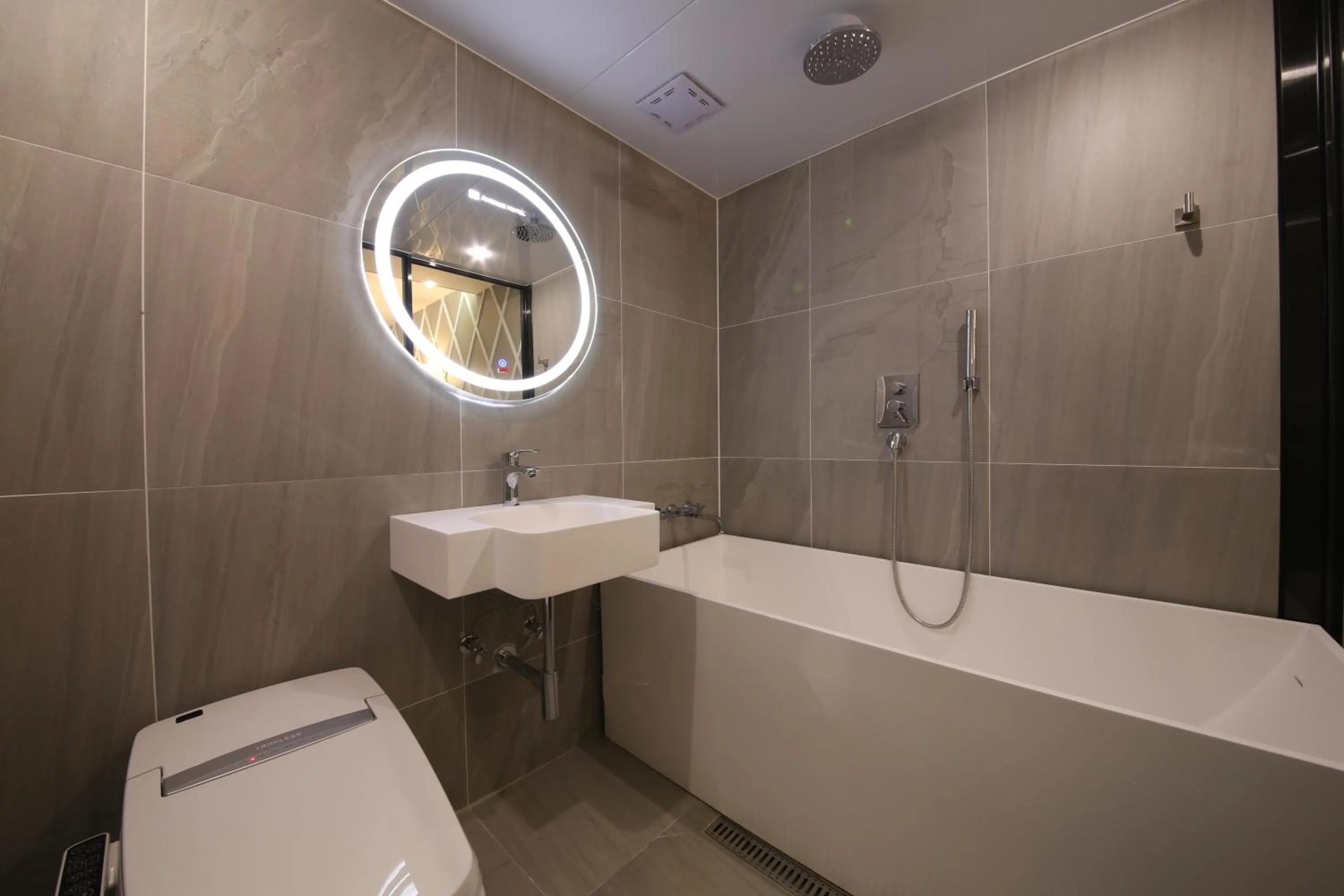 Shower in Avenue Hotel