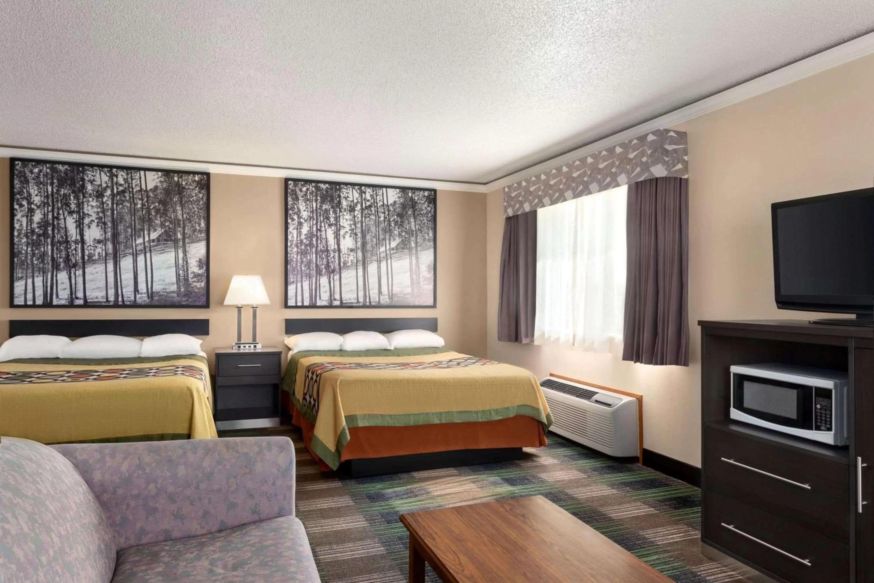 Photo of the whole room, Bed in Super 8 by Wyndham Chillicothe