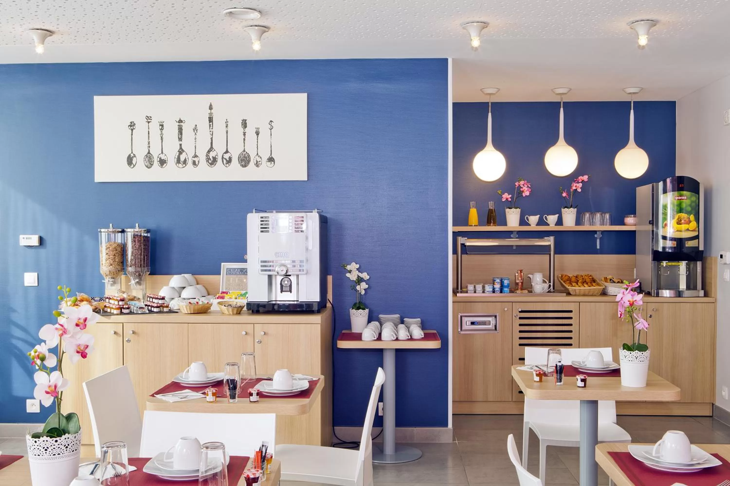 Restaurant/places to eat in Séjours & Affaires Massy Atlantis