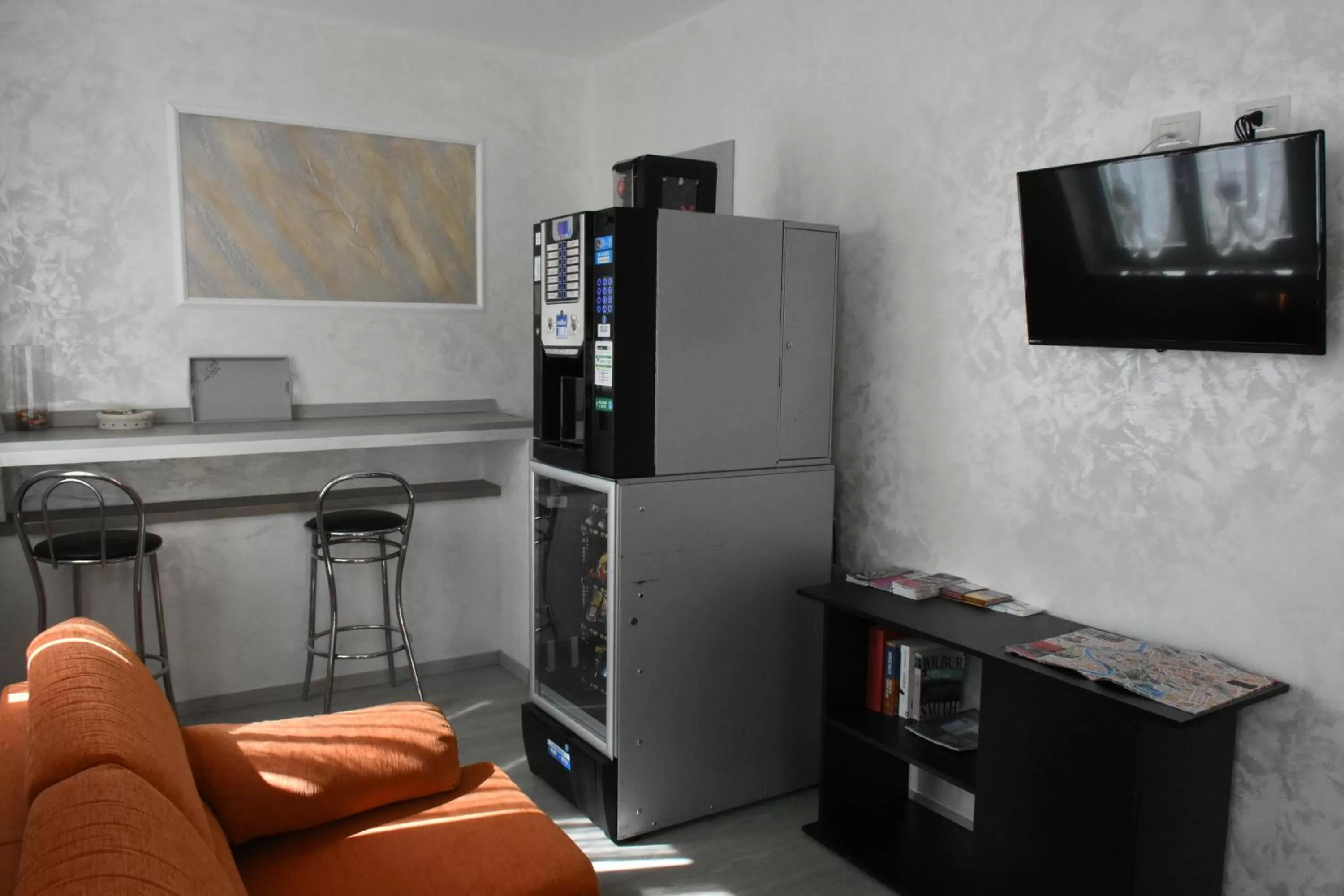 Communal lounge/ TV room in Albano Station Rooms