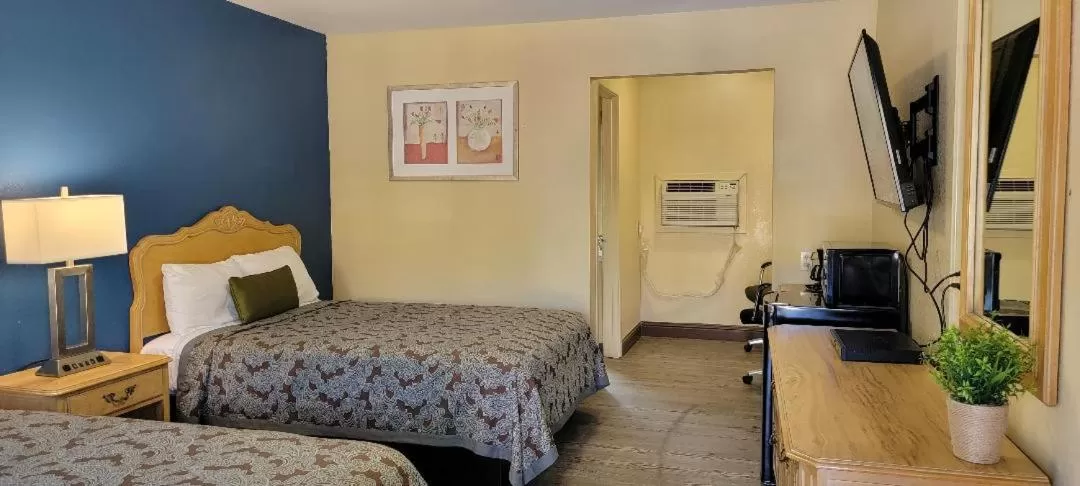 Photo of the whole room, Bed in Lakeview Inn