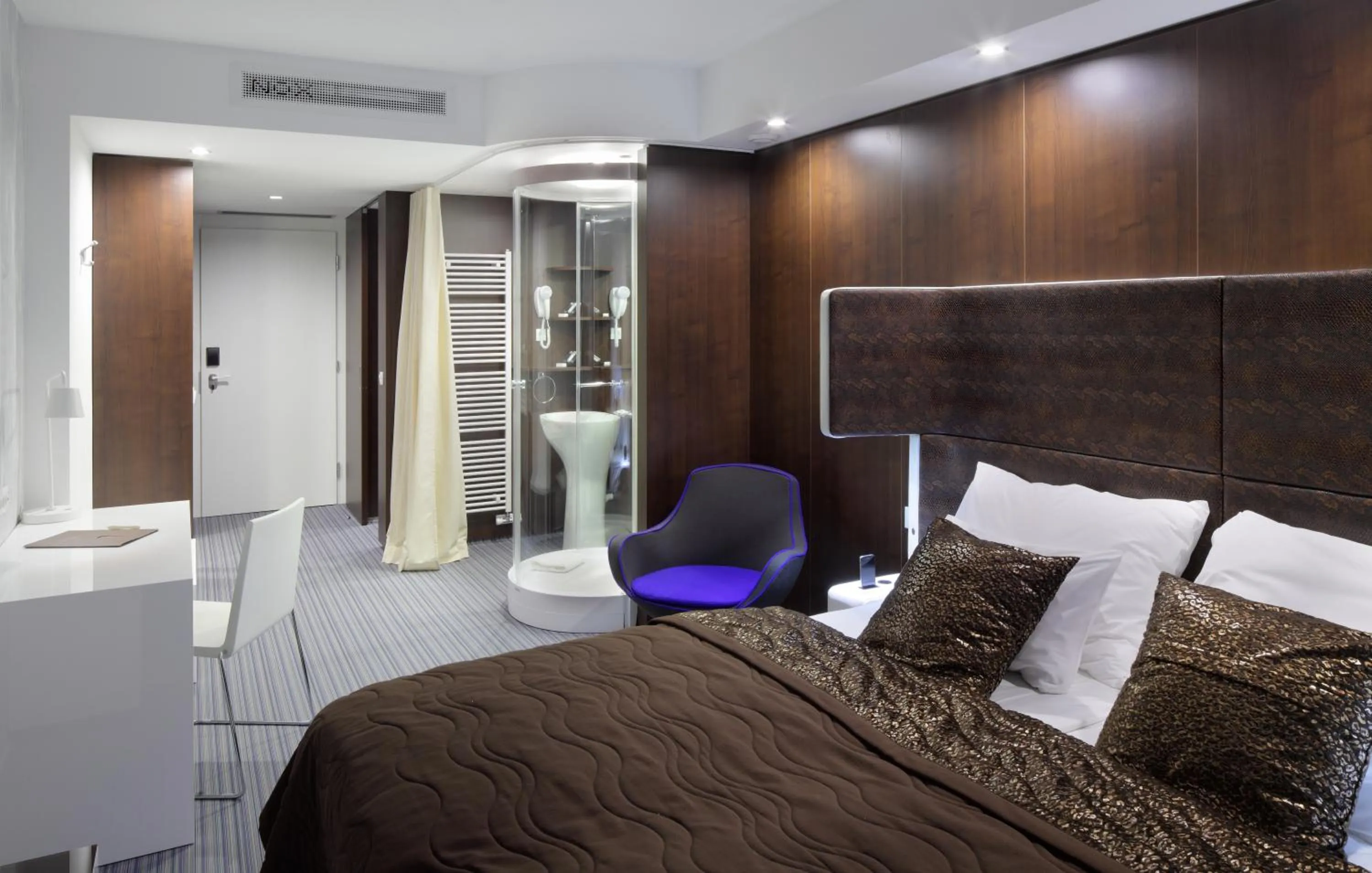 Bathroom, Bed in Hotel Nox